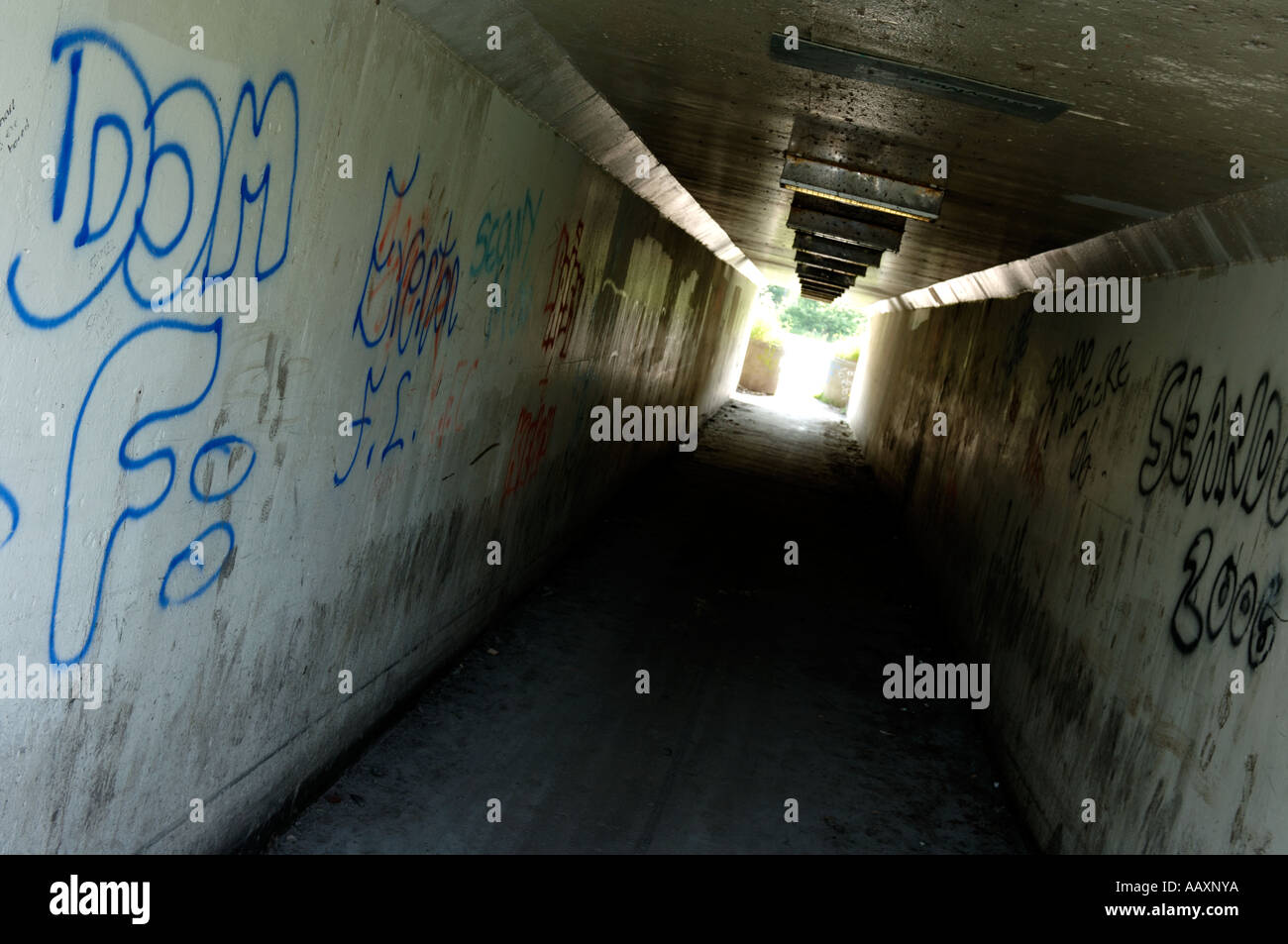 Dark coperto di graffiti subway Inghilterra Foto Stock