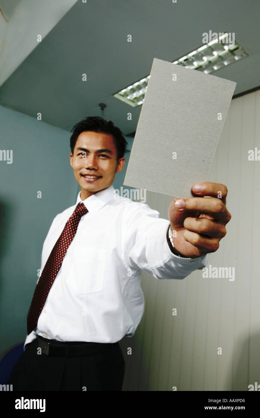 Guy in ufficio che mostra i suoi documenti Foto Stock