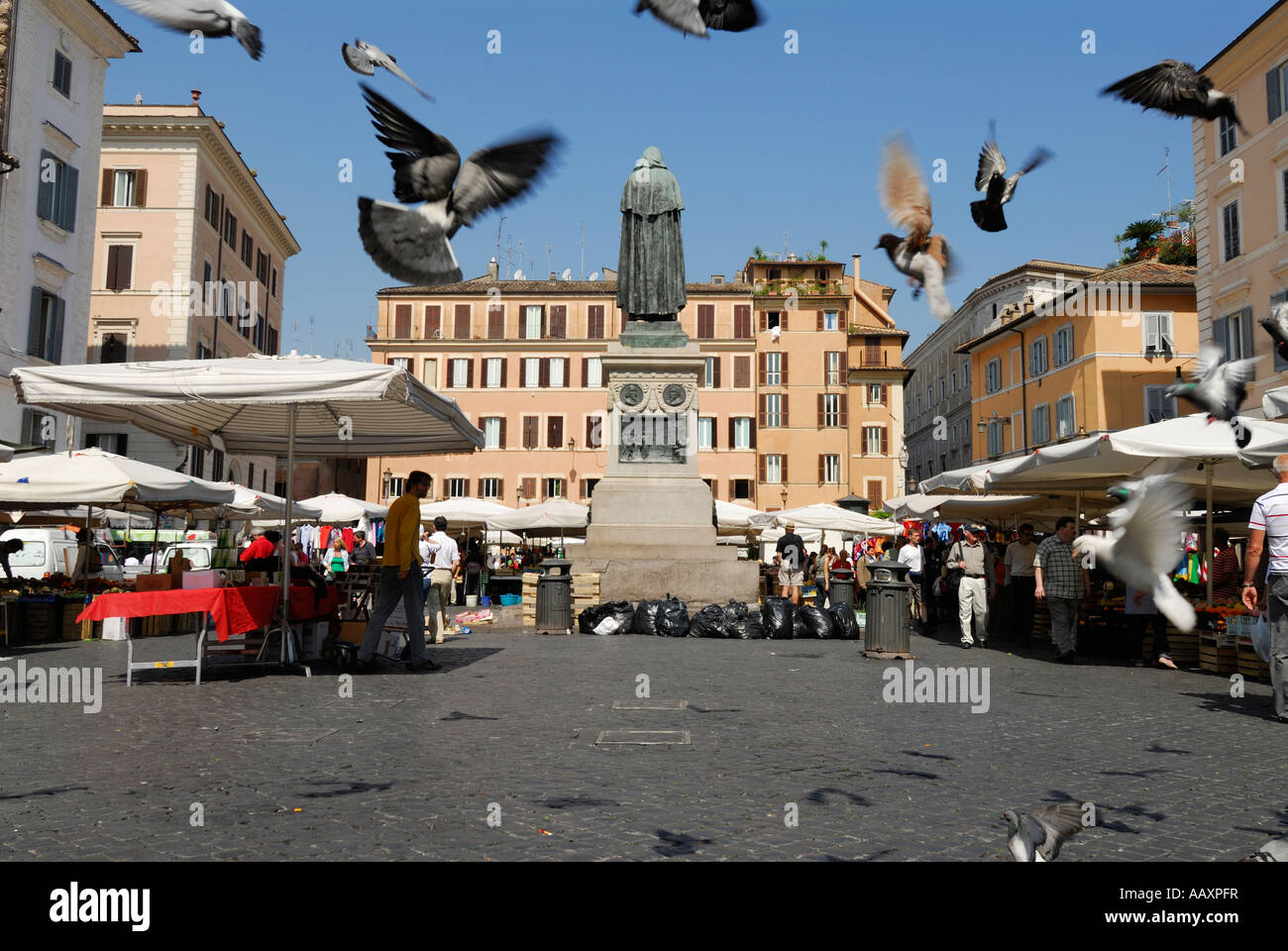 Roma Italia una statua di Giordano Bruno si affaccia sulla bella piazza di Campo de' Fiori Foto Stock