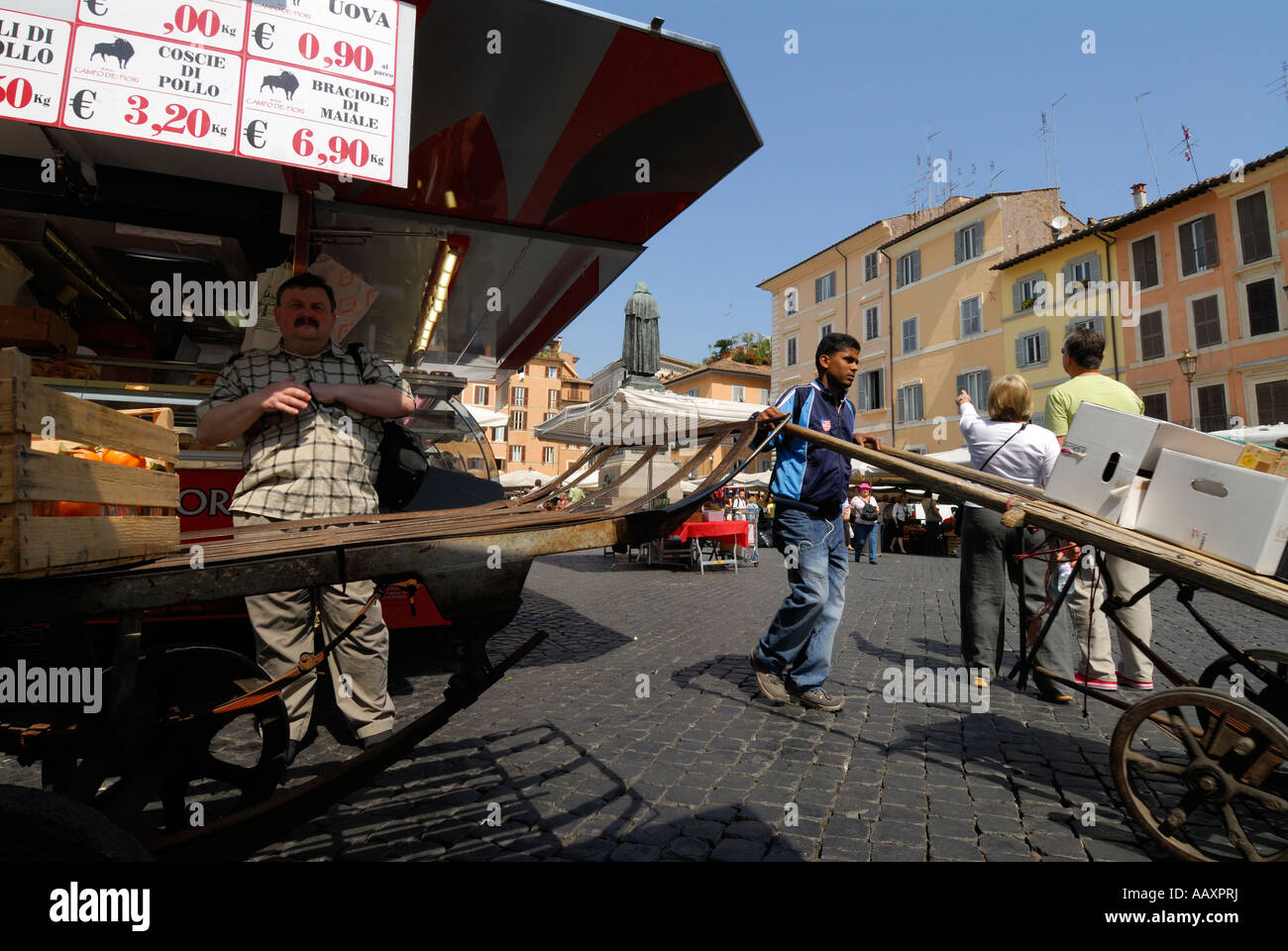 Roma Italia giorno di mercato nella graziosa piazza di Campo de' Fiori Foto Stock
