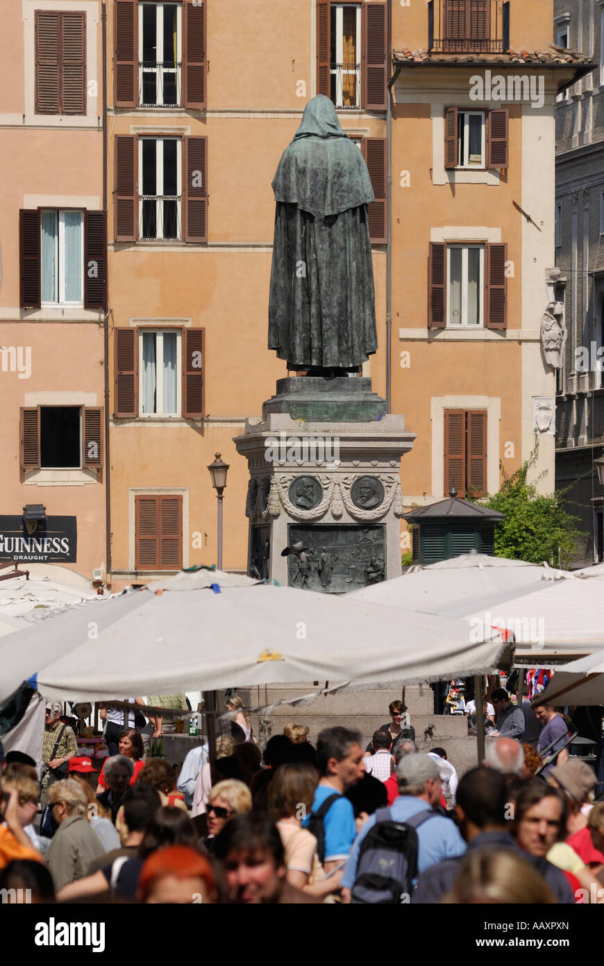 Roma Italia una statua di Giordano Bruno si affaccia sulla bella piazza di Campo de' Fiori Foto Stock