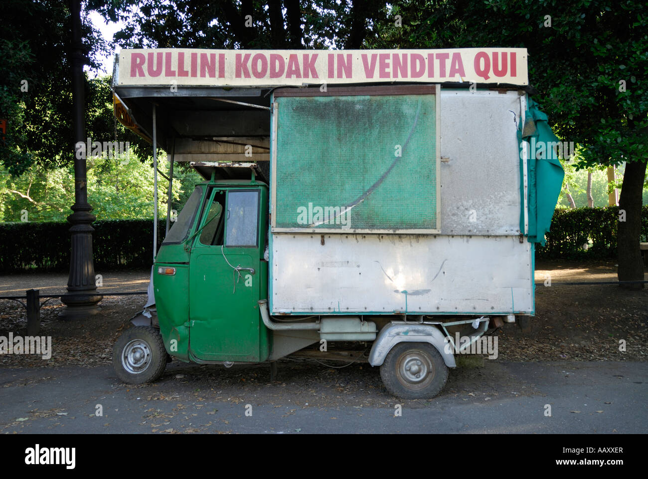 Roma Italia una piccola ape van a 3 ruote comunemente presenti in tutta Italia qui adattato a vendere film negozio di souvenir Foto Stock