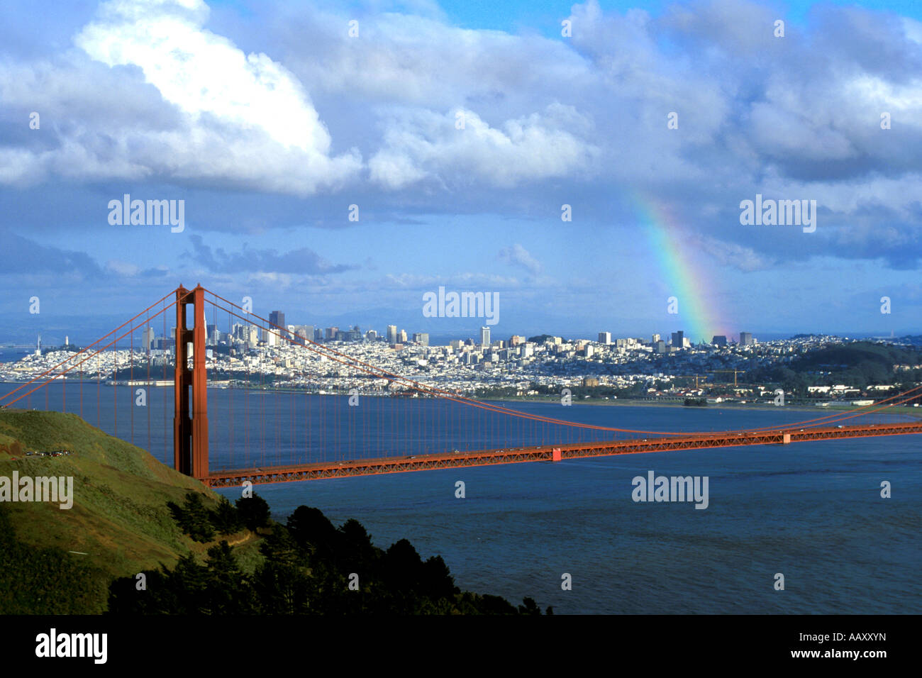 Rainbow al Golden Gate Bridge che mostra le nuvole e la skyline di San Francisco California orizzontale Foto Stock