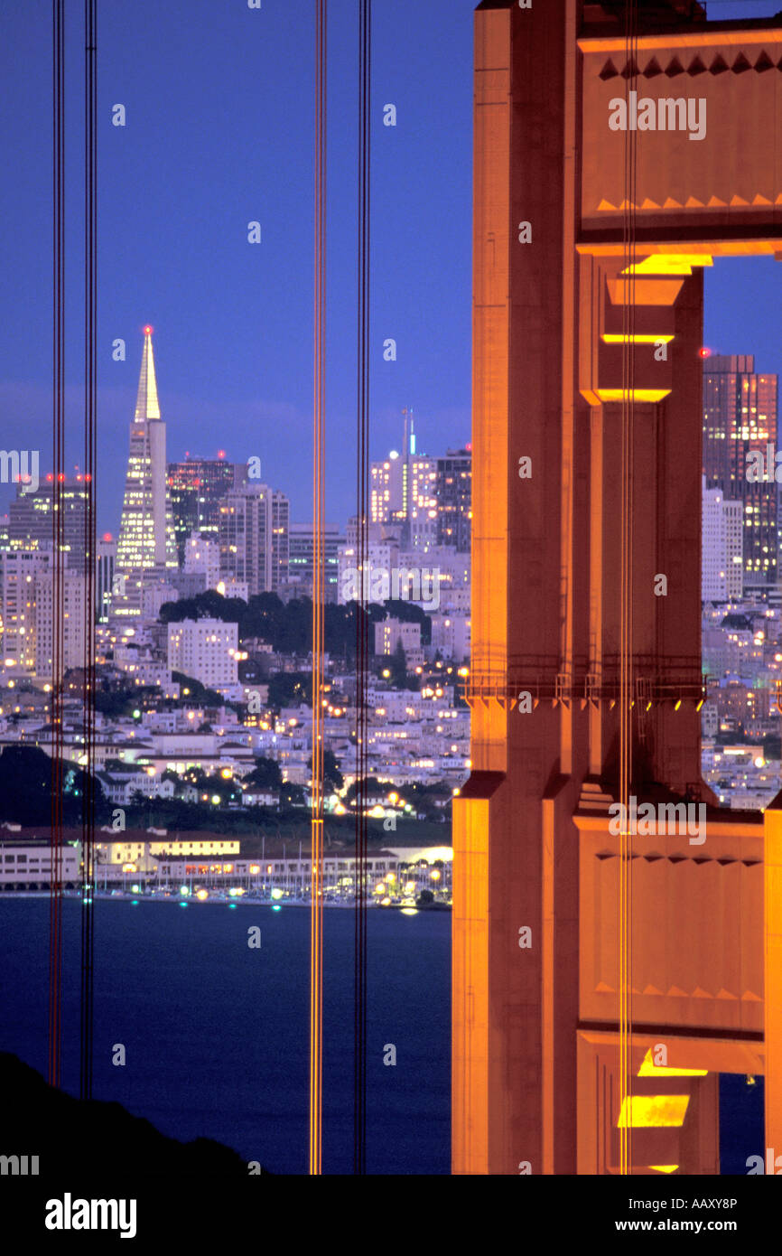 Azzurro cielo pulito al Golden Gate Bridge di San Francisco in California in un giorno chiaro verticale Foto Stock