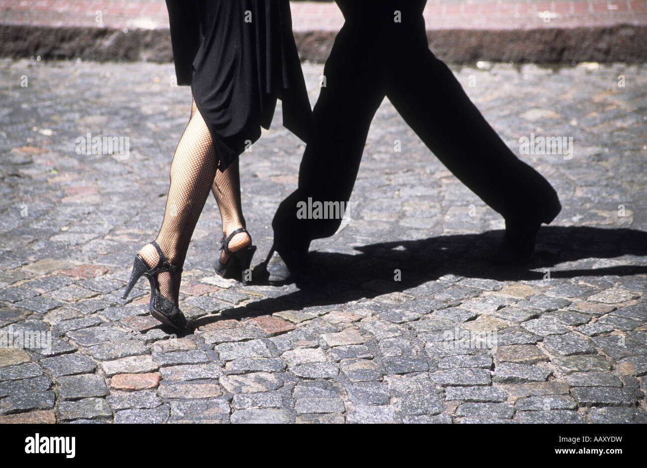 Primo piano di gambe di tango di coppia danzante su una strada acciottolata, San Telmo, Buenos Aires, Argentina Foto Stock