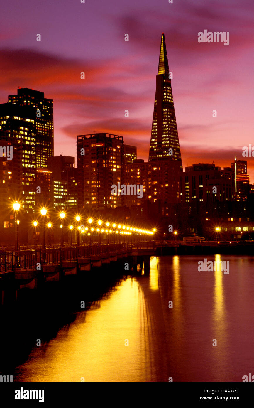 Transamerica Pryramid ed i grattacieli della Embarcadero mostra il lungomare e il molo prominade lungo San Francisco Foto Stock