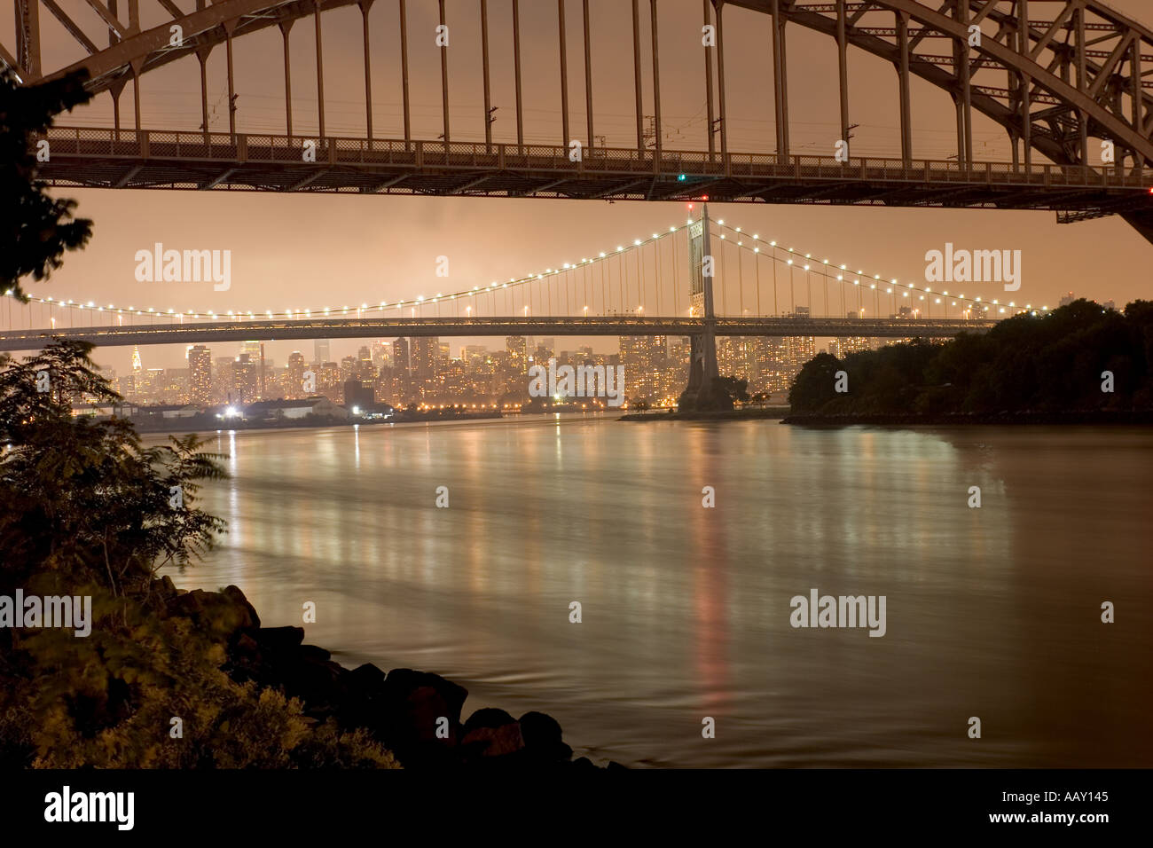 Vista notturna di Hell Gate Bridge , East Side di Manhattan e l'Astoria Foto Stock