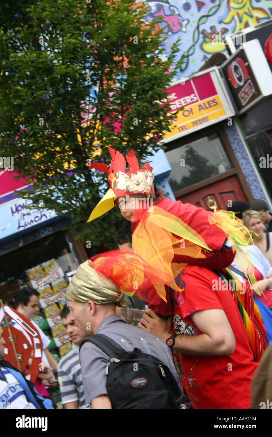 Bambina vestito in costume di fiamma di fuoco themed Cowley Road carnevale,  Oxford, Inghilterra. Per celebrare la diversità culturale Foto stock - Alamy
