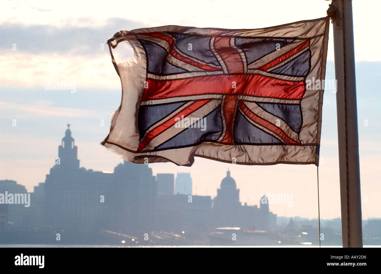 La Union Jack flag vola da Mersey Ferry a Liverpool. Foto Stock