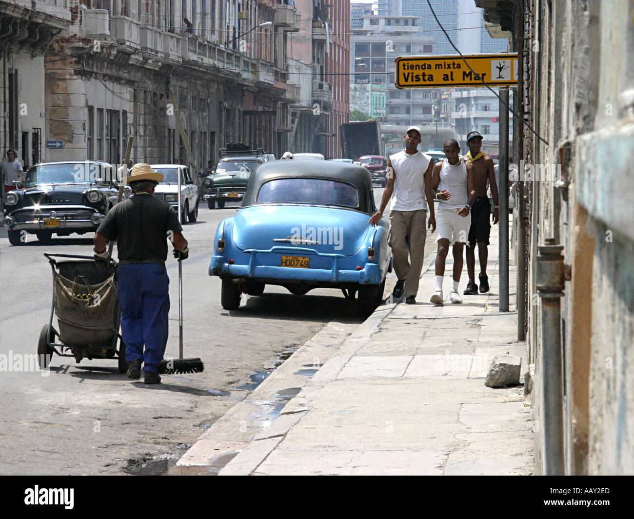 Una scena di strada nella capitale cubana Havana lontano dal centro turistico di hotspot Foto Stock