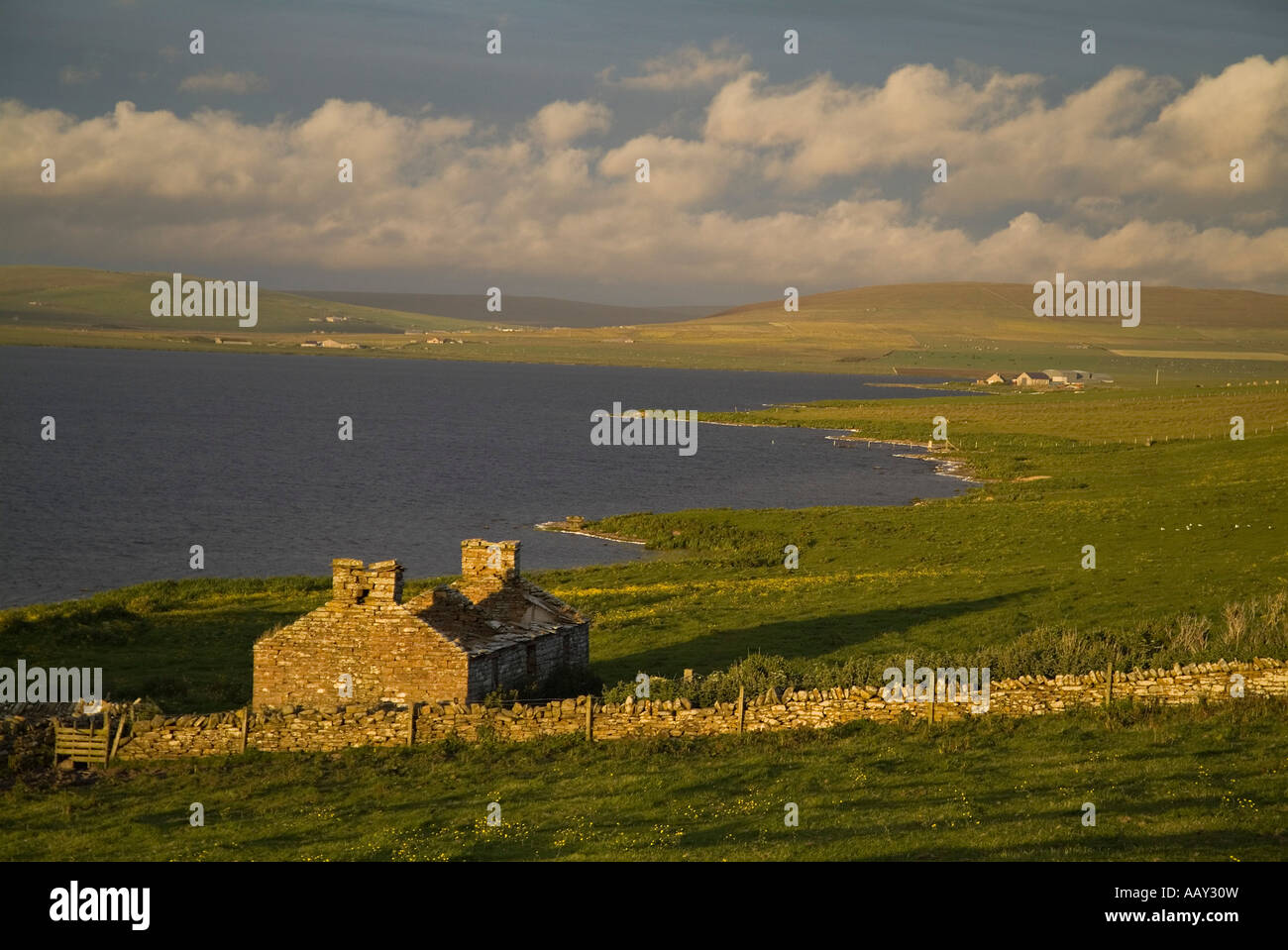 dh Loch of Boardhouse BIRSAY ORKNEY rovinato derelict croft cottage lochside collina al tramonto campagna uk remoto desolato edificio casa abbandonato Foto Stock