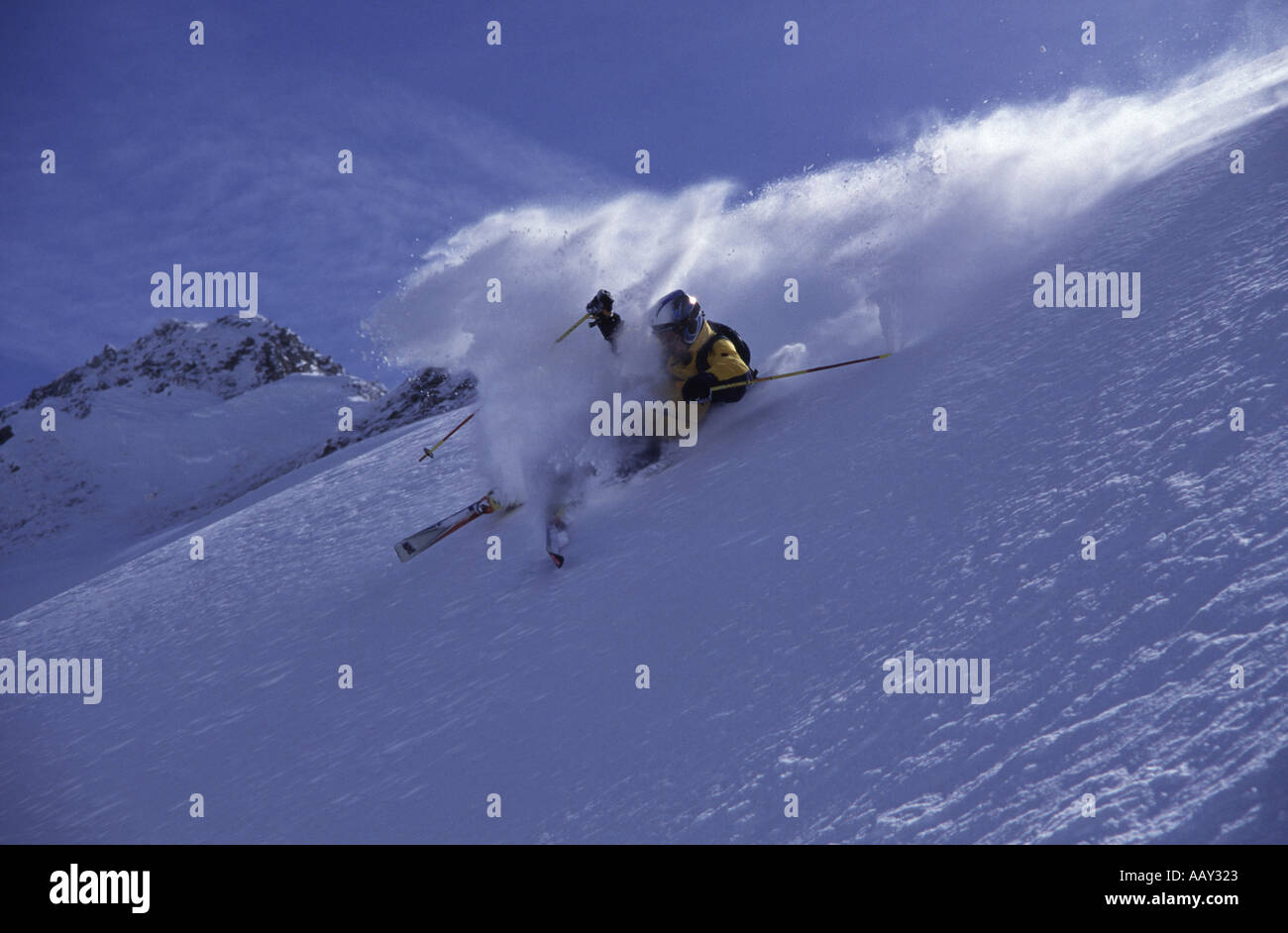 Sci estremo nelle Alpi in polvere profonda a Chamonix Foto Stock