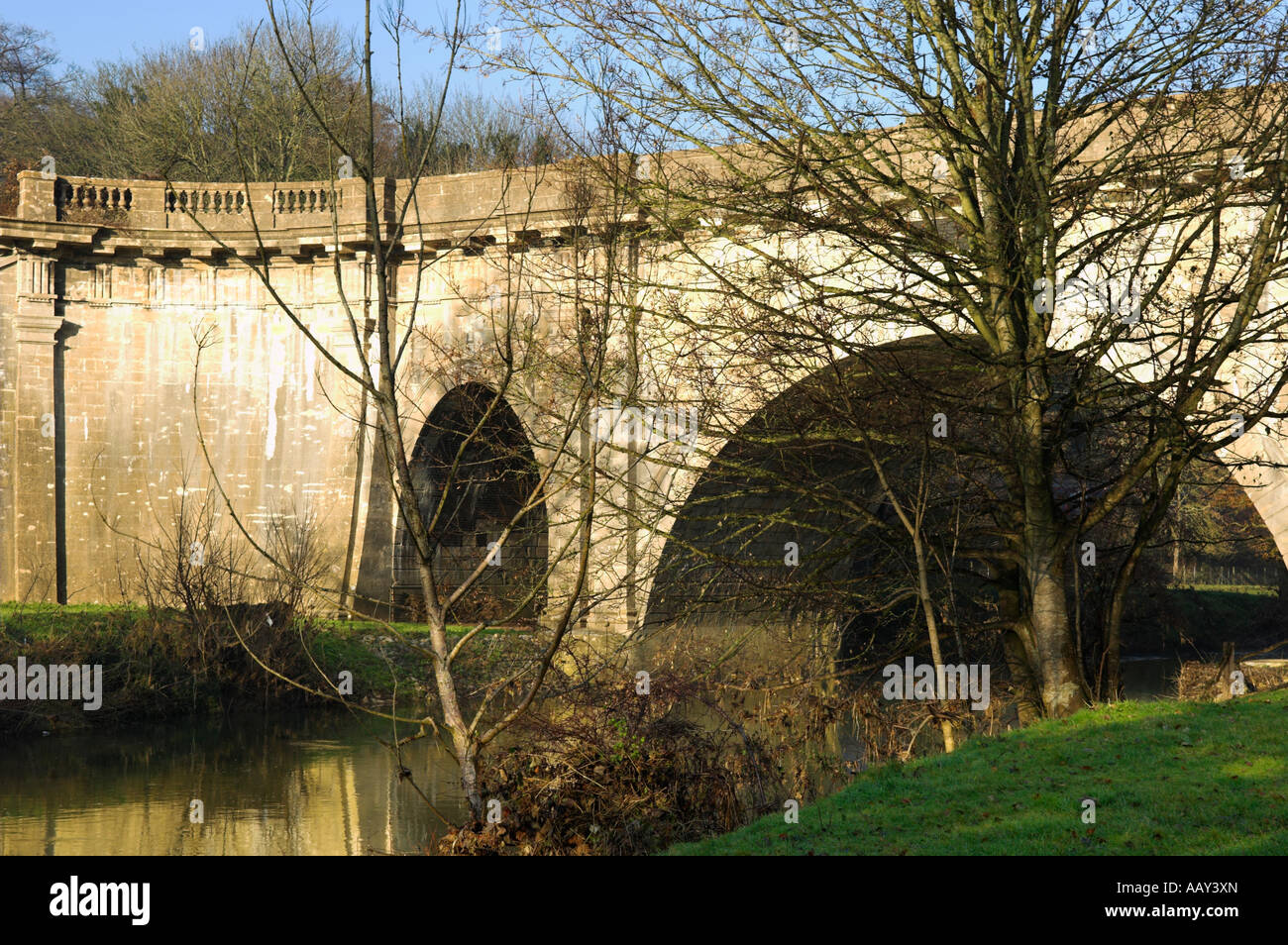 Archi di Dundas acquedotto fiume Avon Monkton Combe Bath Foto Stock