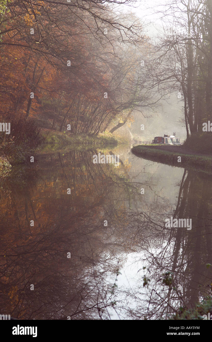 Il pittoresco nebbioso giorno Kent e Avon Canal Somersetshire carbone canal Foto Stock