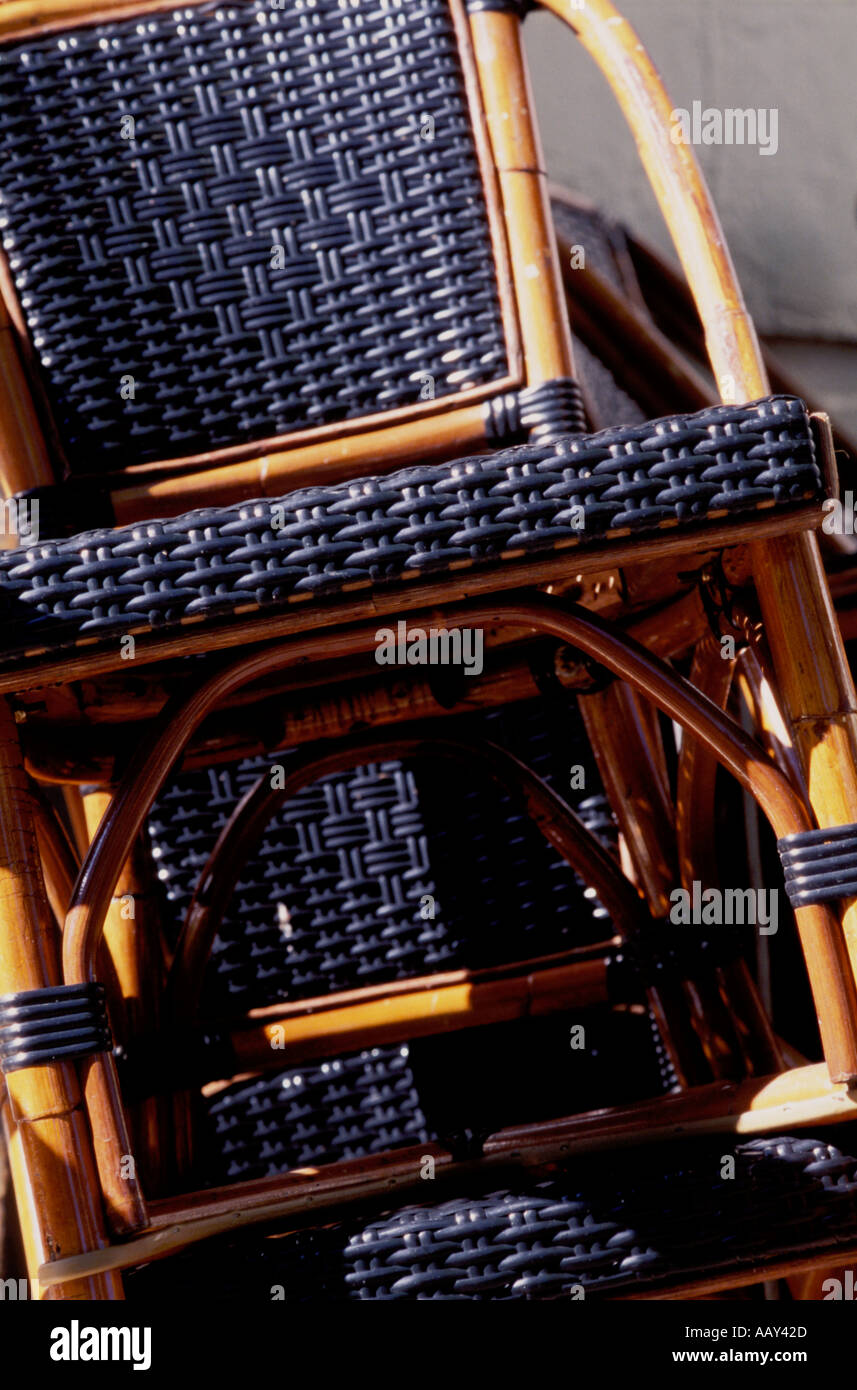 Impilati sedie di vimini Foto Stock