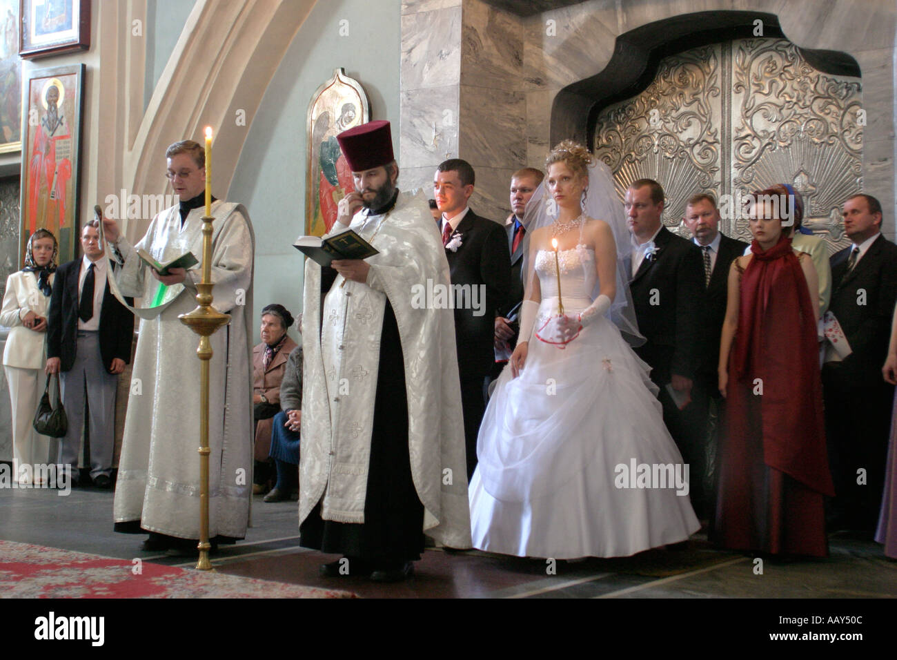 Un ortodosso cerimonia di nozze nella cattedrale di Santo Spirito a Minsk  in Bielorussia Foto stock - Alamy