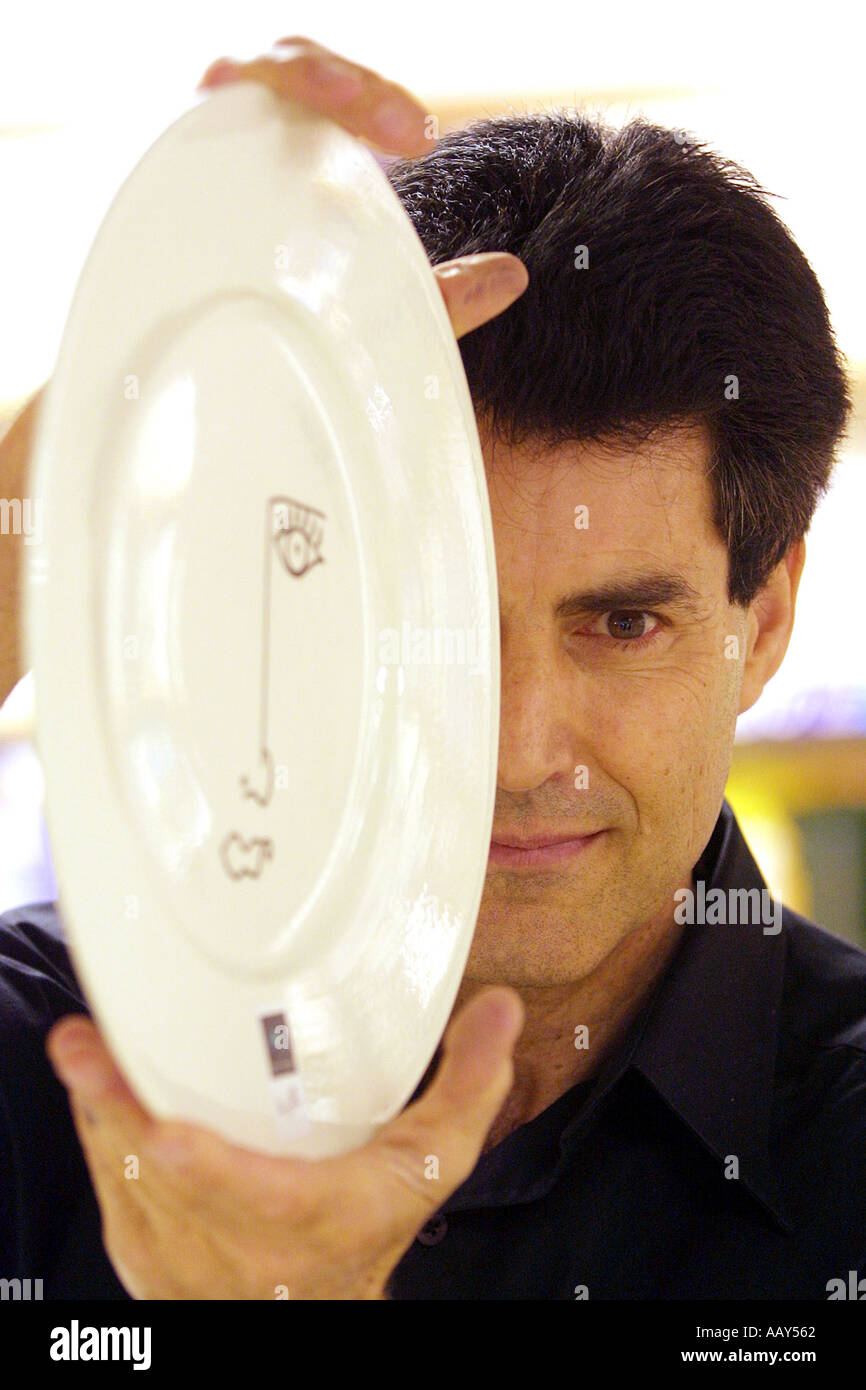 Uri Geller con piastra da una gamma di stoviglie ha progettato Foto Stock