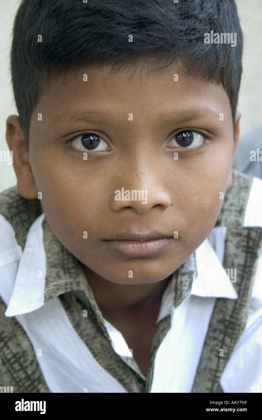 RSC78683 ragazzo indiano occhi innocenza Bombay Mumbai India Maharashtra Modello rilasciato 542 Foto Stock