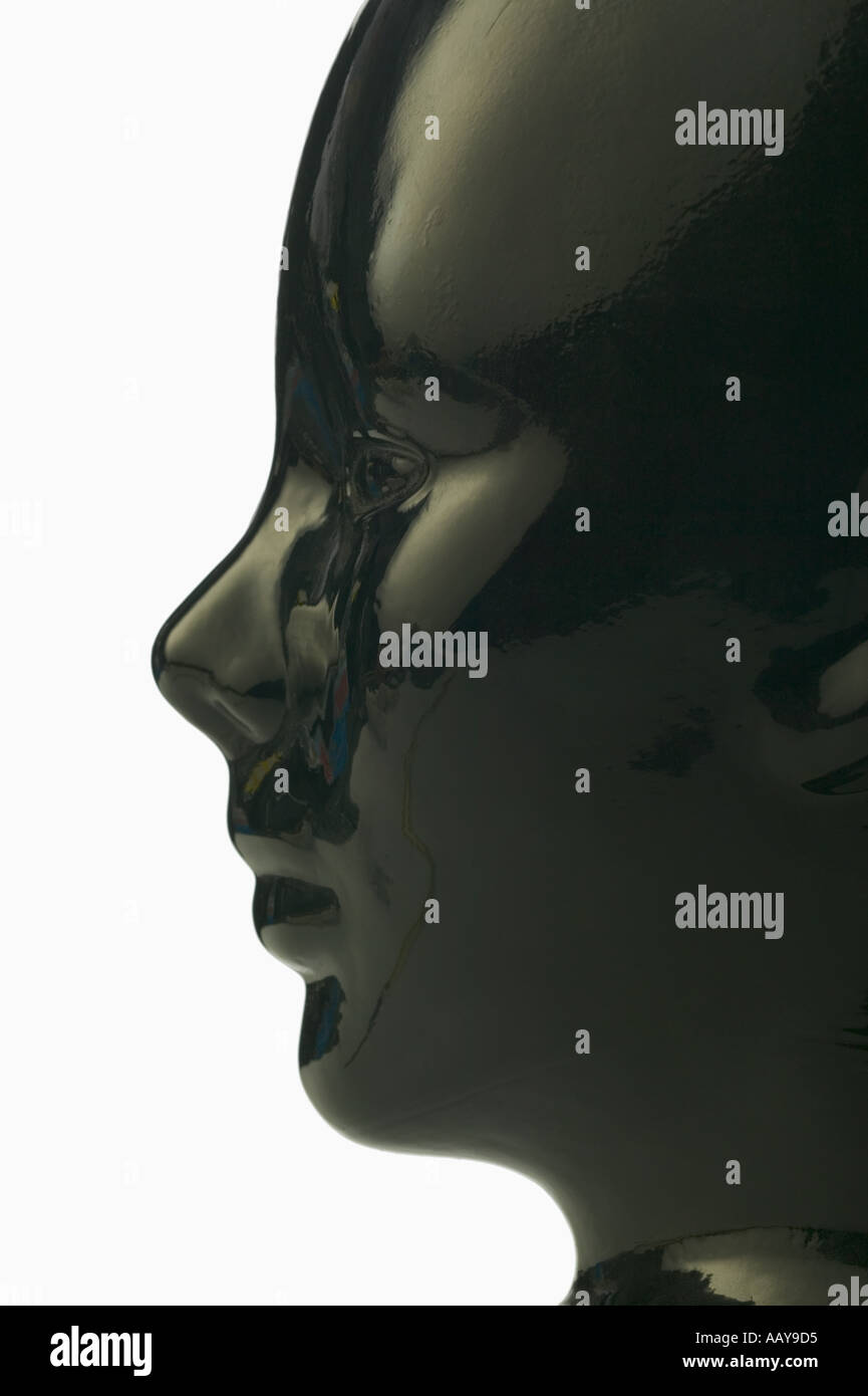 Nero testa mannequin stagliano su sfondo bianco Foto Stock