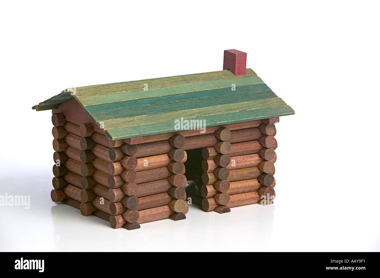 Ancora in vita di log cabin costruzione giocattolo realizzato da vintage Lincoln Logs circa nel 1960 su sfondo bianco Foto Stock