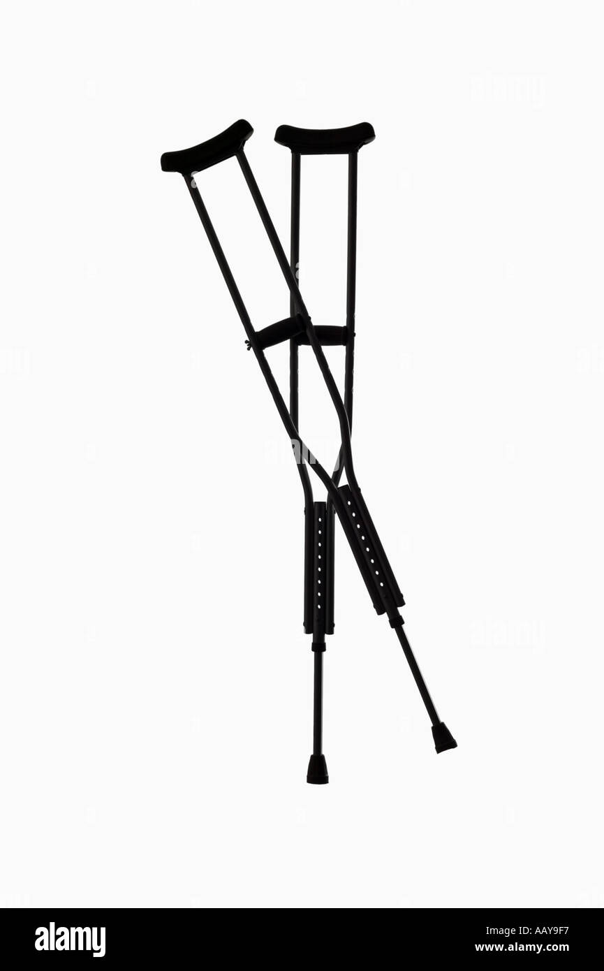 Ancora la vita di un paio di stampelle stagliano su sfondo bianco Foto Stock