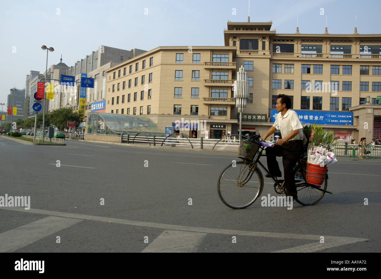 Cina Shaanxi Xian su Zhong Lou Torre Campanaria rotonda uomo in sella a una moto caricata con fiori Foto Stock