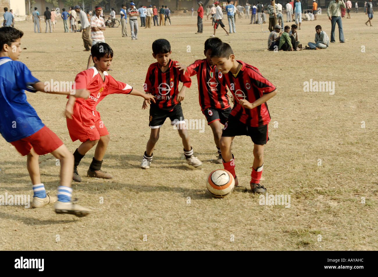 HMA78739 Indian i ragazzi che giocano a calcio sul parco giochi pubblico a Bombay Mumbai Maharashtra India Asia Foto Stock