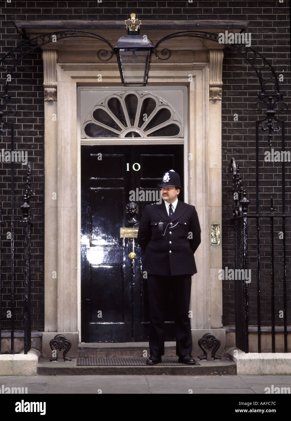 Numero 10 dieci Downing agente della polizia di strada davanti alla porta principale ufficiale del primo Ministro Londra, stampa domestica, luci, riflessioni Westminster, Inghilterra, Regno Unito Foto Stock