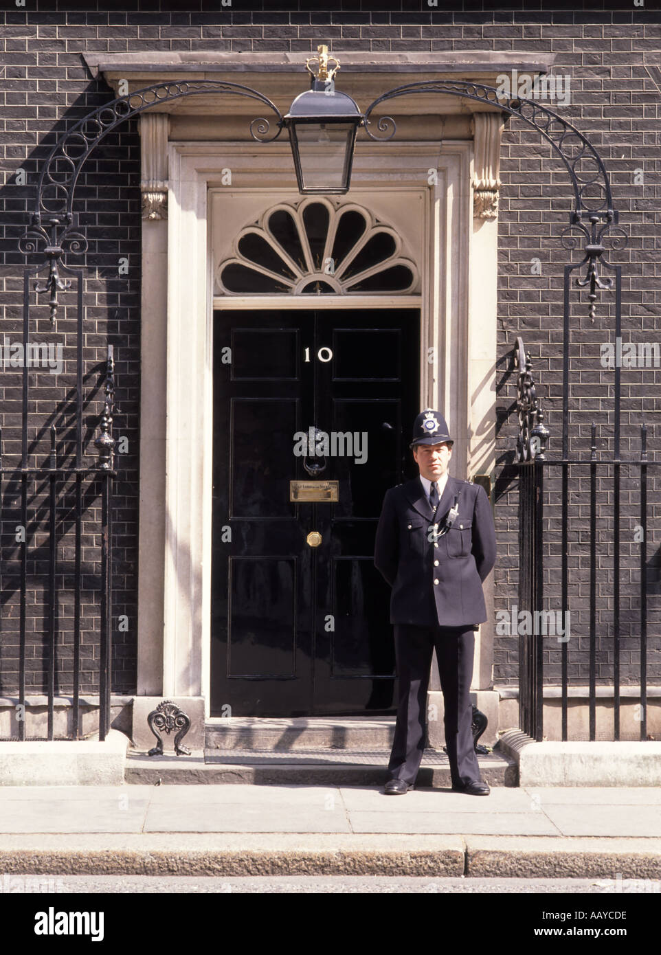 Numero 10 dieci Downing Street davanti alla porta e ufficiale di polizia di servizio in uniforme presso la residenza ufficiale dei primi ministri City of Westminster Londra Inghilterra Regno Unito Foto Stock
