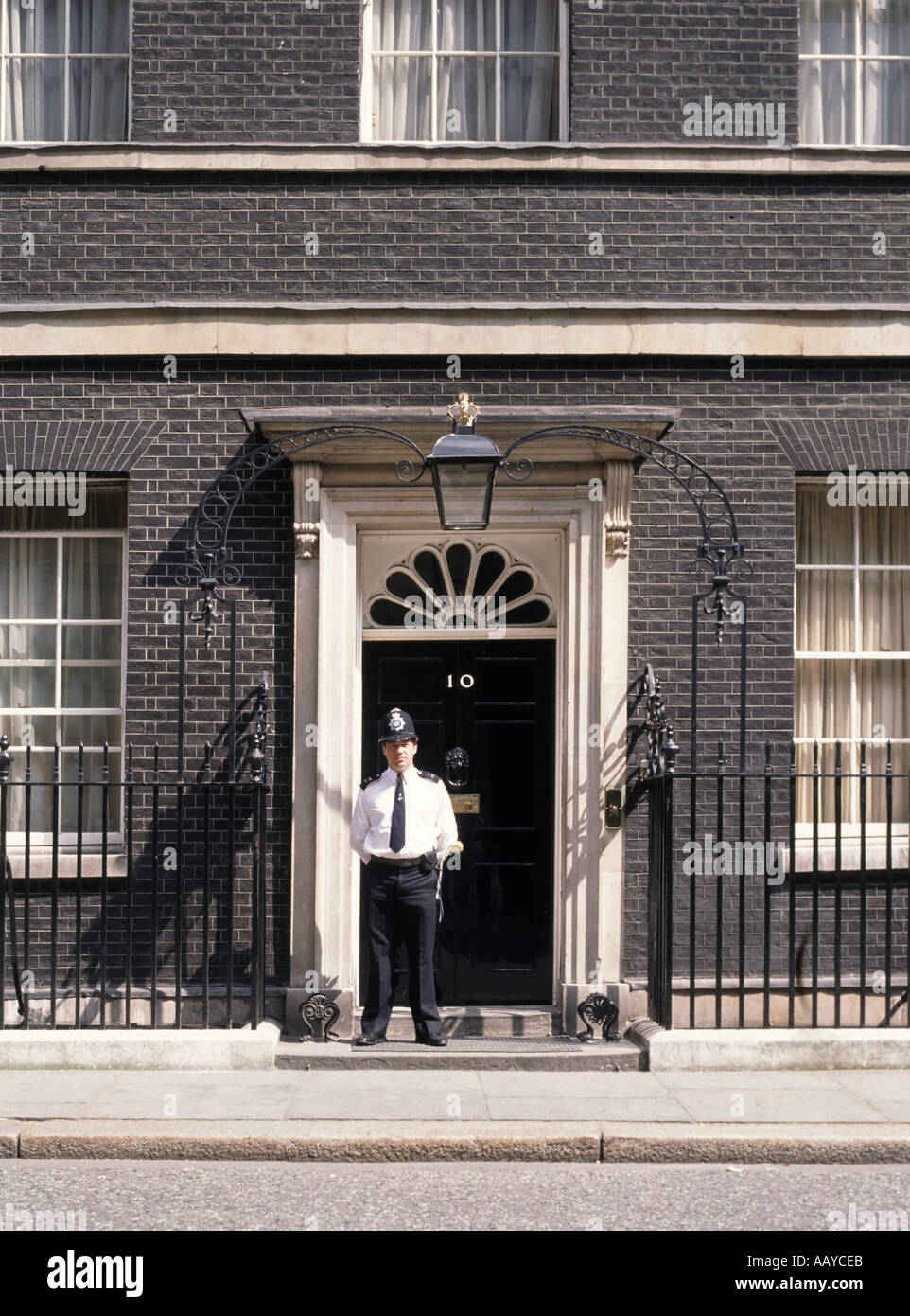 Numero 10 di Downing street porta anteriore e dovere funzionario di polizia di Westminster Londra Inghilterra REGNO UNITO Foto Stock