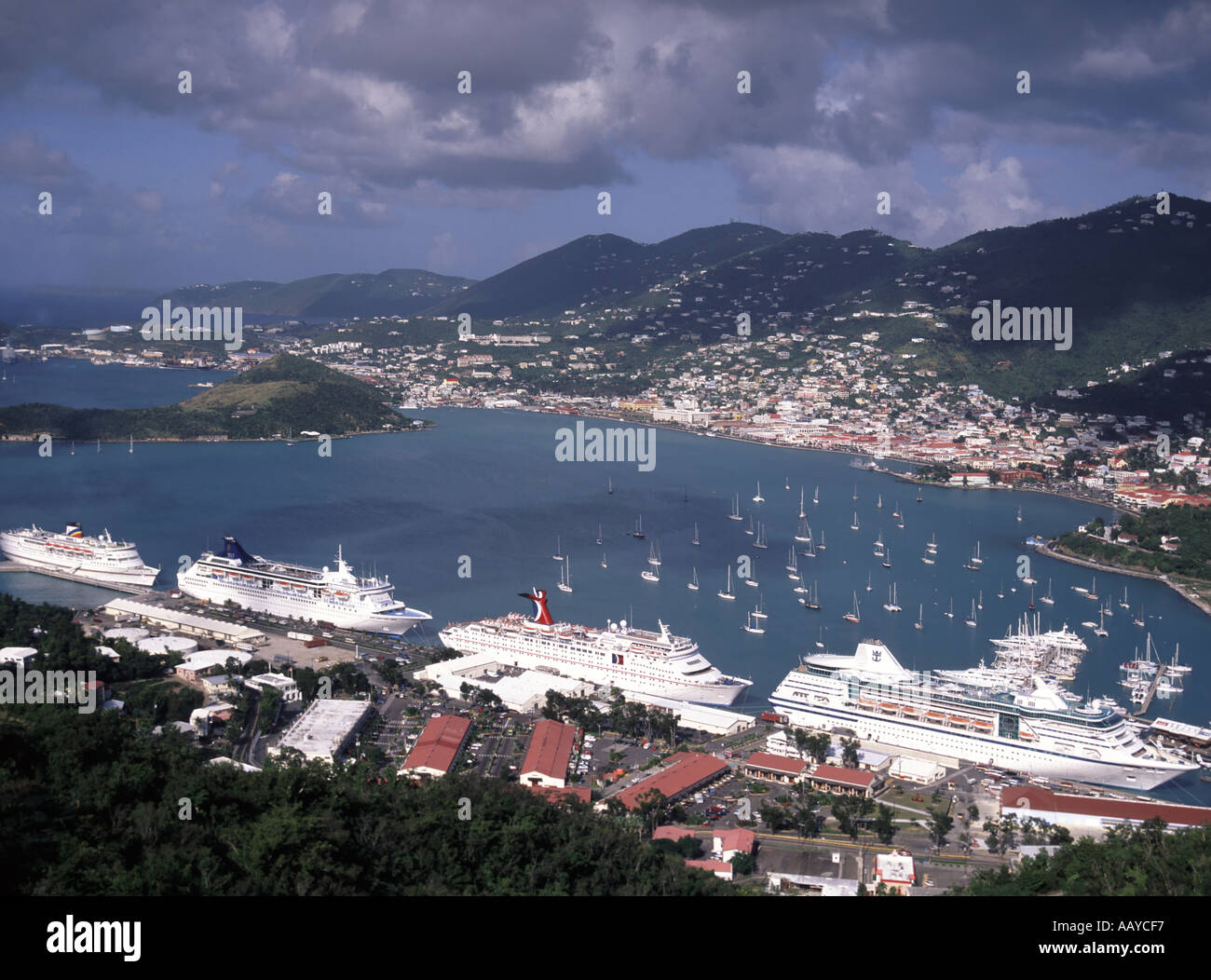 Porto sul lungomare di St Thomas Charlotte Amalie dalle navi da crociera di Paradise Point e dalle navi di linea nel porto dei Caraibi Stati Uniti d'America Isole Vergini americane Foto Stock