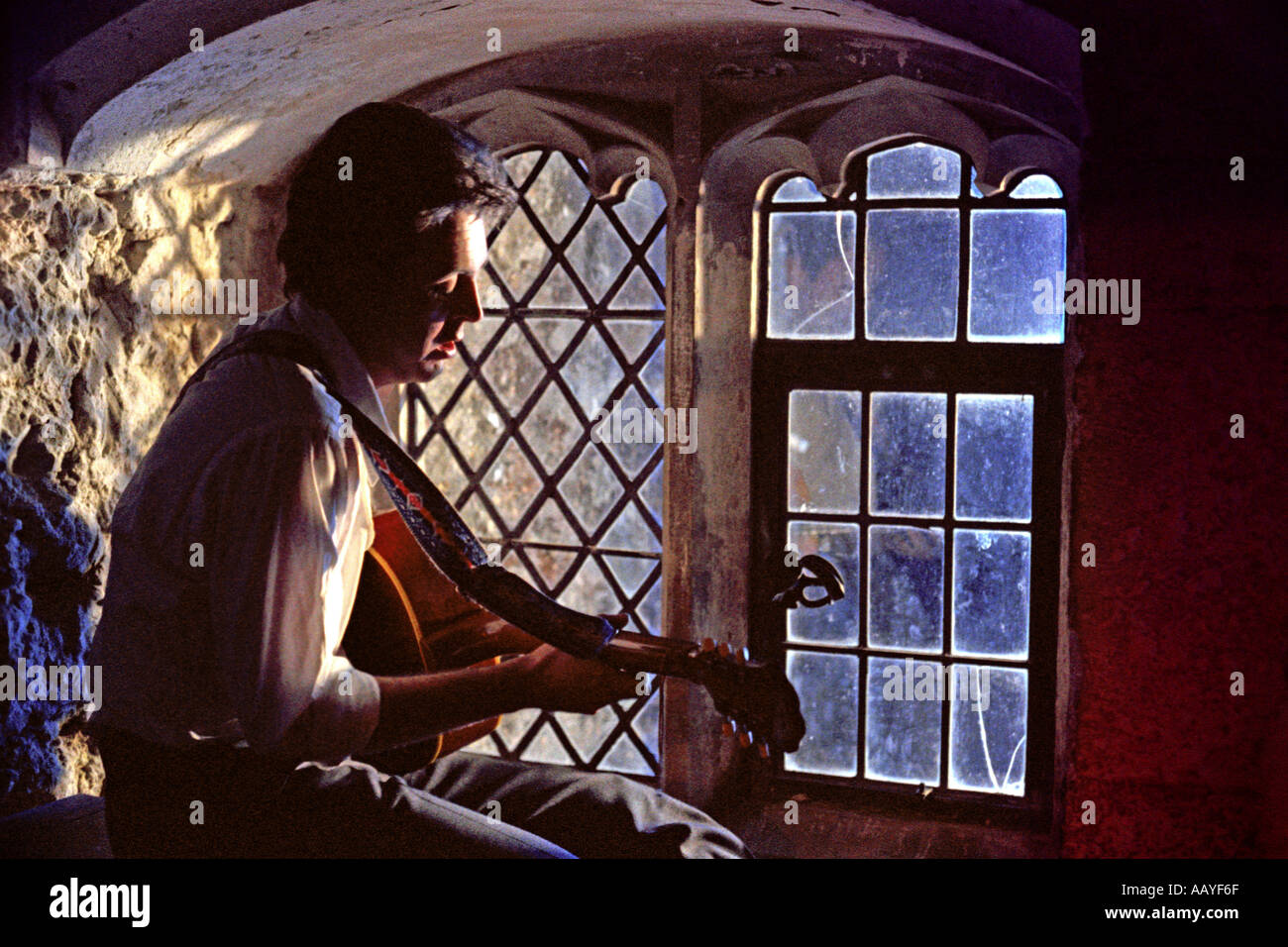 Paul McCartney insediato nel vecchio castello finestra la notte a suonare la chitarra con il brano "Amore sveglio' dall'album "Torna all'uovo' PER0033 Foto Stock