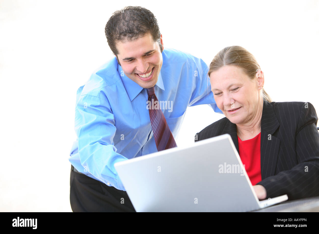 Gli imprenditori che lavorano insieme su laptop Foto Stock