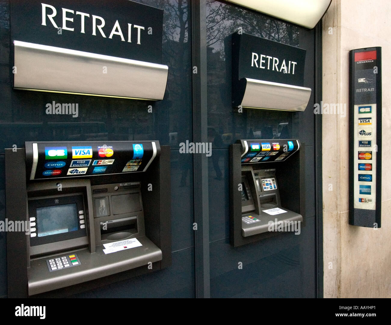 Banca prendere soldi pagare con una carta cash dispenser francia - francese Foto Stock