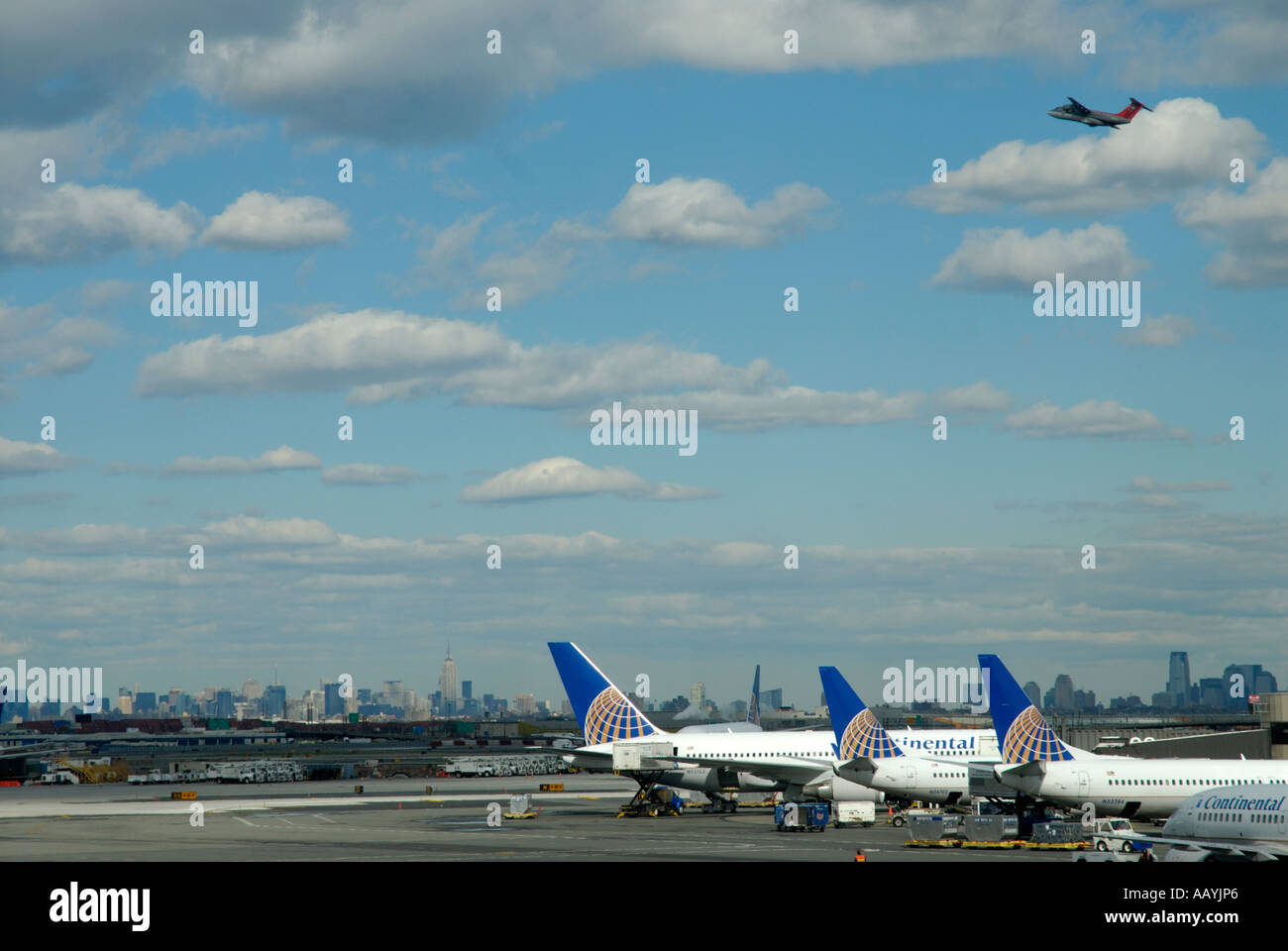 Aeroporto Internazionale Newark Liberty, "New Jersey", con lo skyline di Manhattan, Empire State Building in background , STATI UNITI Foto Stock