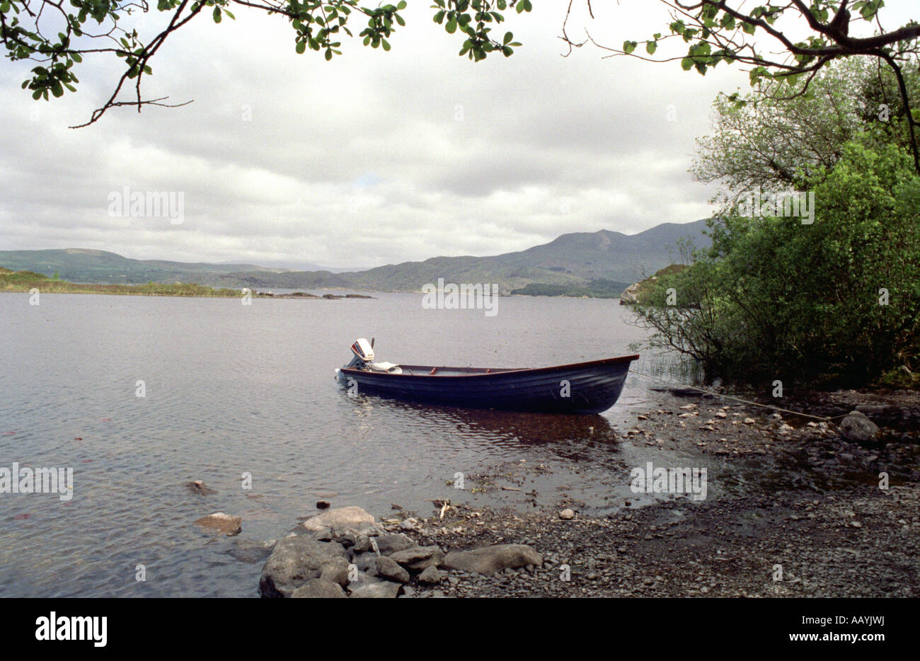 Lough Currane, Waterville, Iveragh Peninsula, Kerry, Irlanda. Barca ormeggiata sulla riva di questo pittoresco Loch Luioch Foto Stock