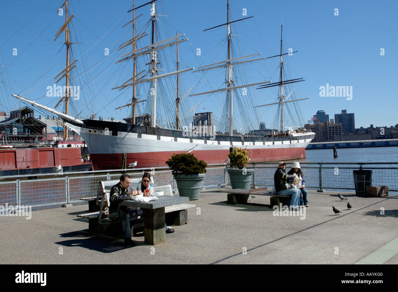 Gli appassionati di coppie aventi il pranzo al South Street Seaport, New York City Foto Stock