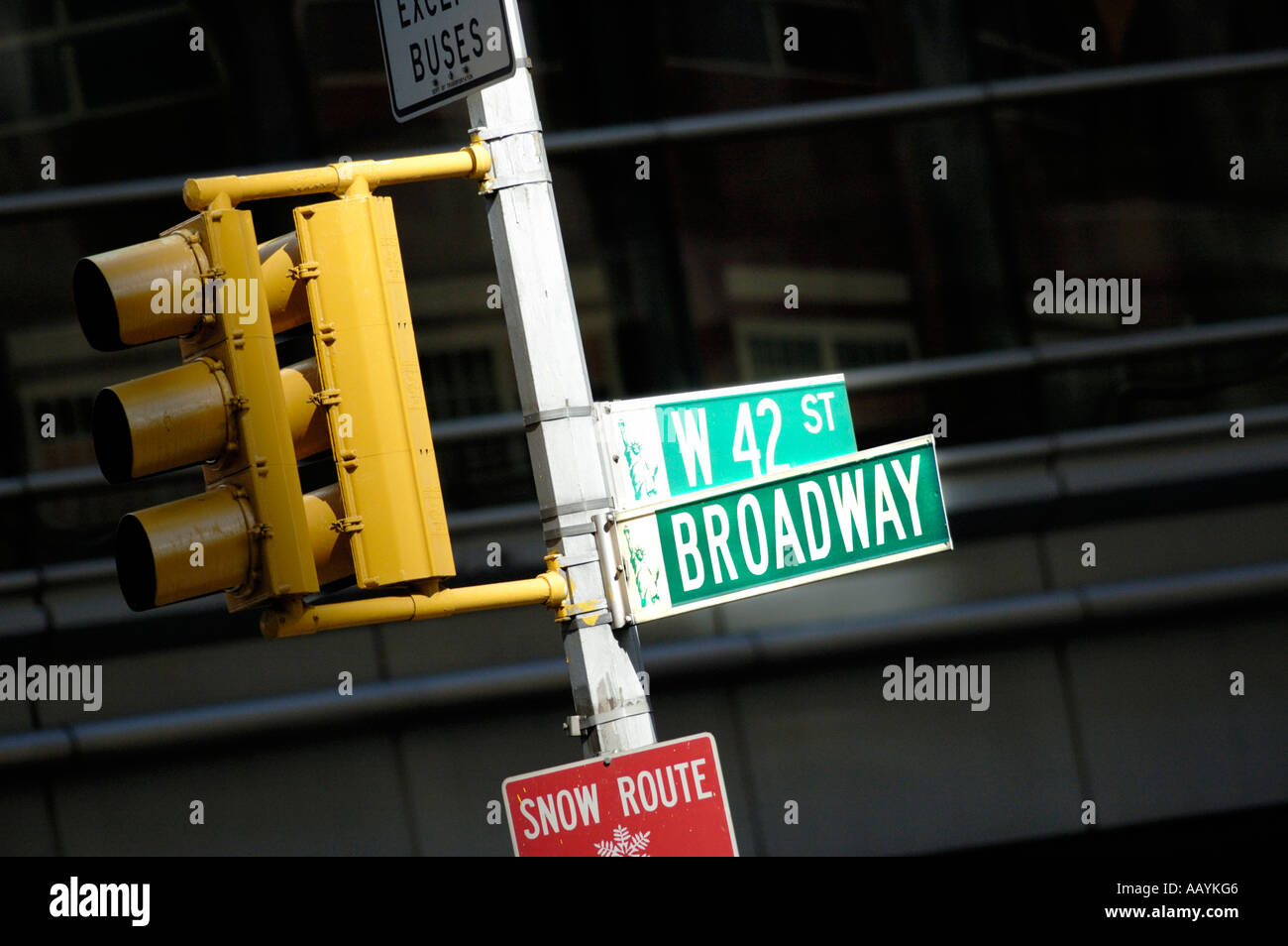 Via segni spotlit da sole a intersezione di Broadway e quaranta secondi 42nd street, Times Square a New York City Foto Stock