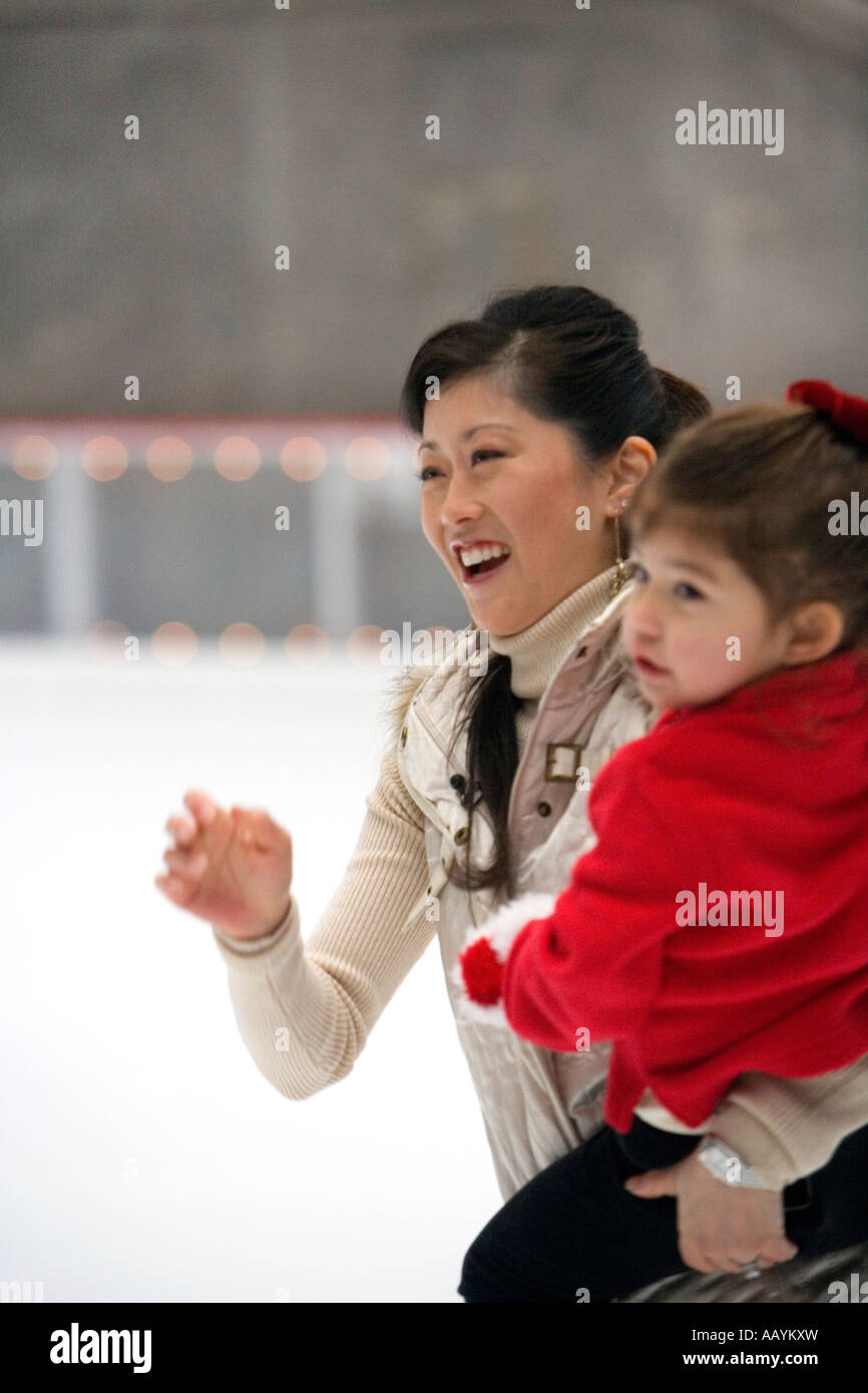 Kristi Yamaguchi pattinaggio su ghiaccio con il bambino, Rockefeller Center di New York Foto Stock