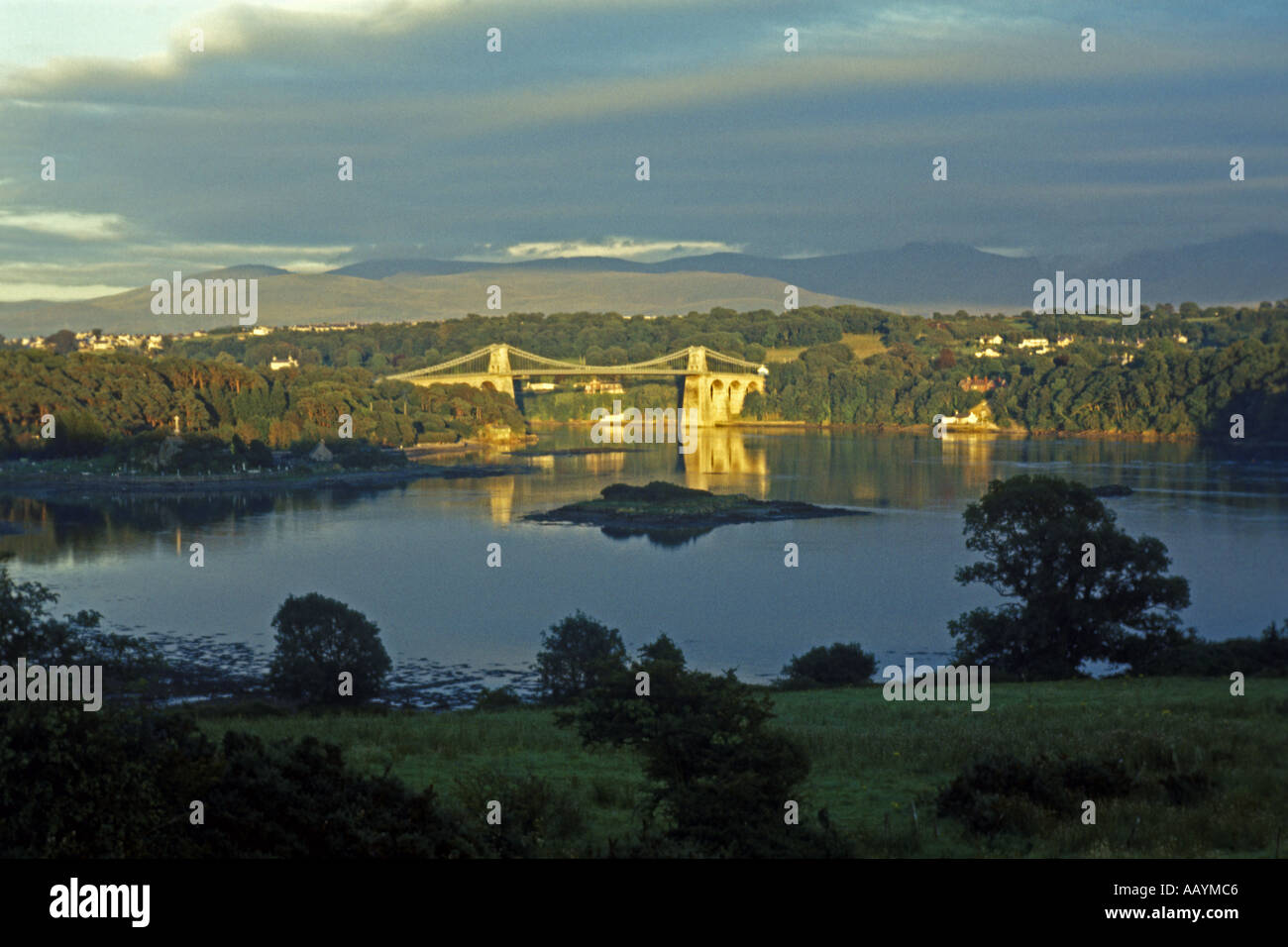 Thomas Telford Menai Bridge nella luce del sole serale di Menai Straits Anglesea Galles del Nord JMH0740 Foto Stock