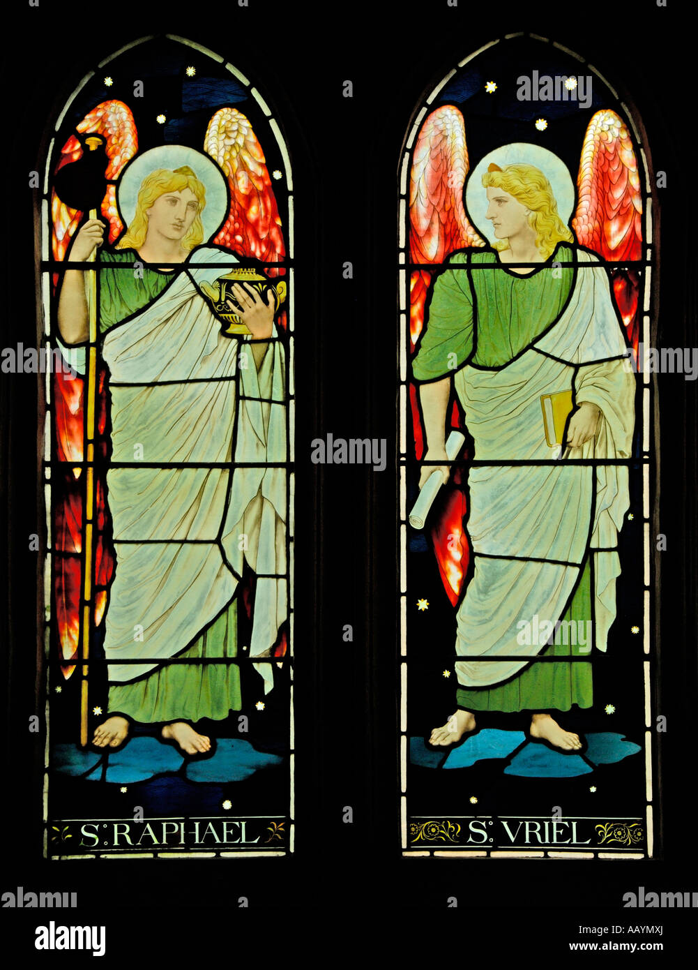 Finestra di Arcangelo , Saint Raphael e Saint Uriel . Chiesa di San Michele , Muncaster . Parco Nazionale del Distretto dei Laghi , Cumbria Foto Stock