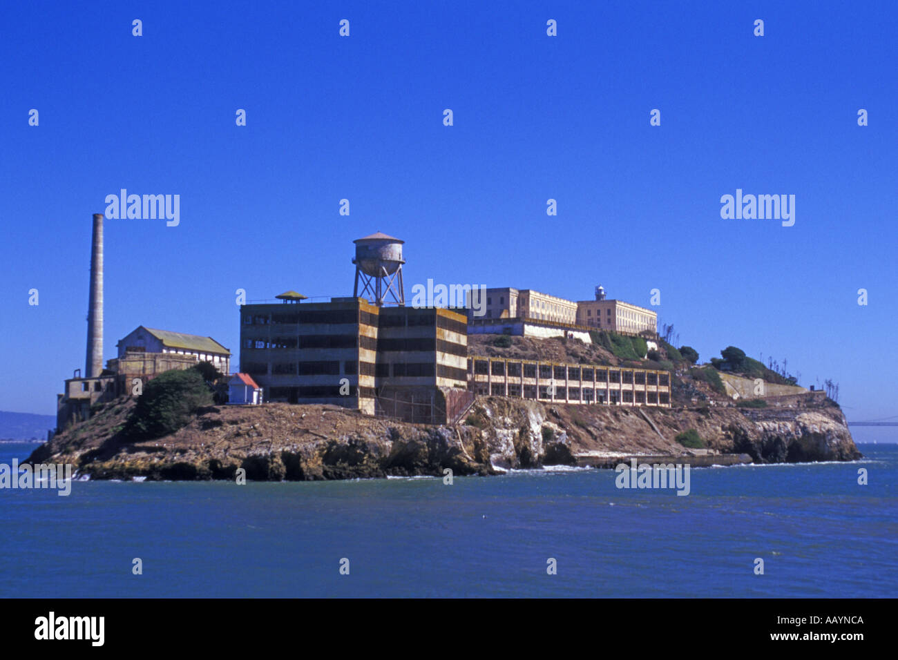 USA California San Francisco Isola di Alcatraz la roccia dalla baia JMH0784 Foto Stock