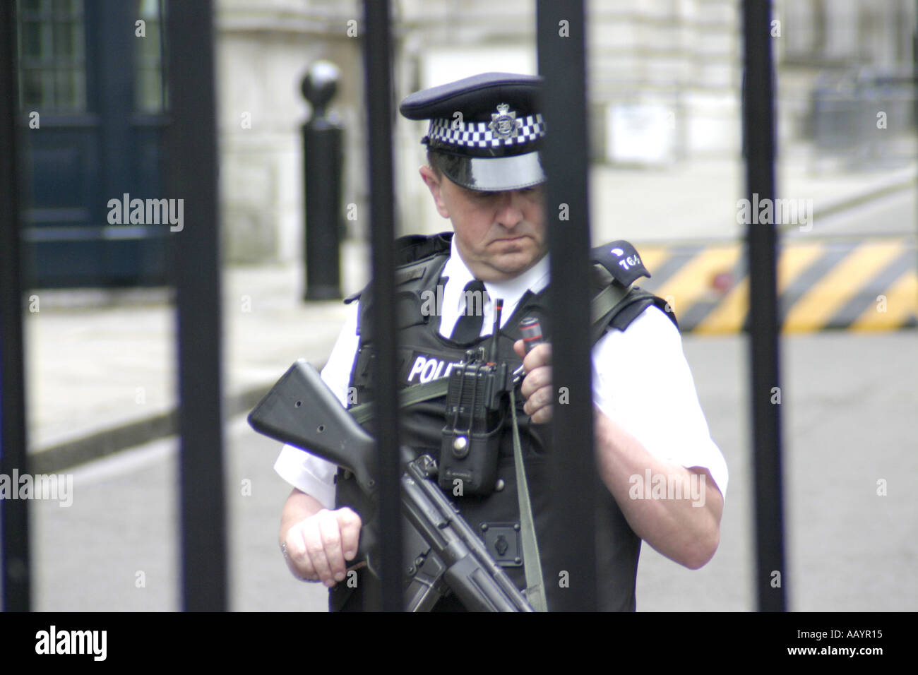 Il poliziotto armato a Downing Street London Regno Unito 2005 Foto Stock