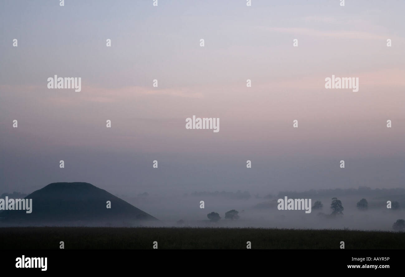 Silbury Hill in una nebbiosa alba. Foto Stock