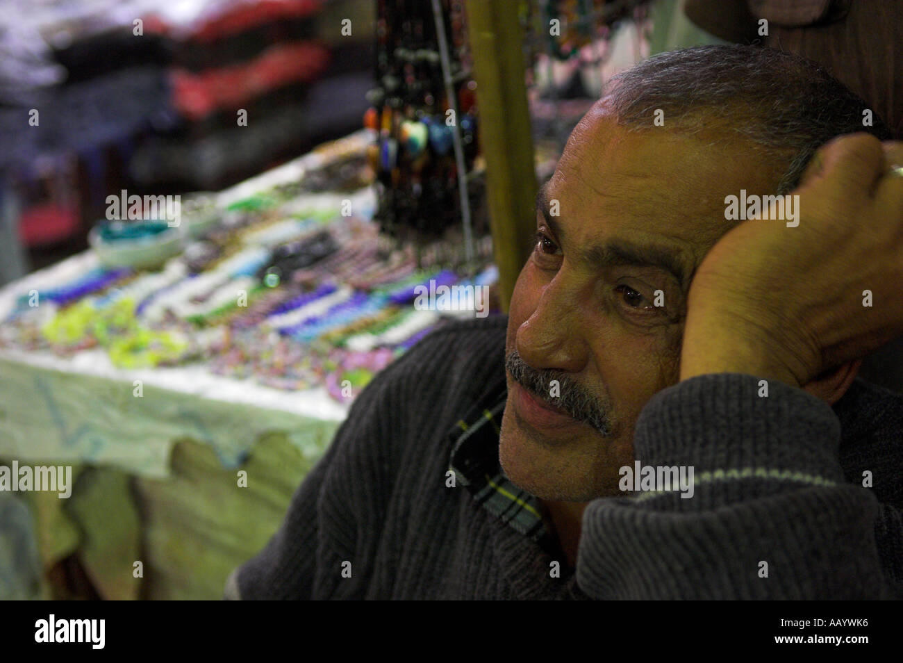 Uomo egiziano udienza dal suo stallo a notte di mercato nella città vecchia ed Dahar regione Hurghada Egitto Foto Stock