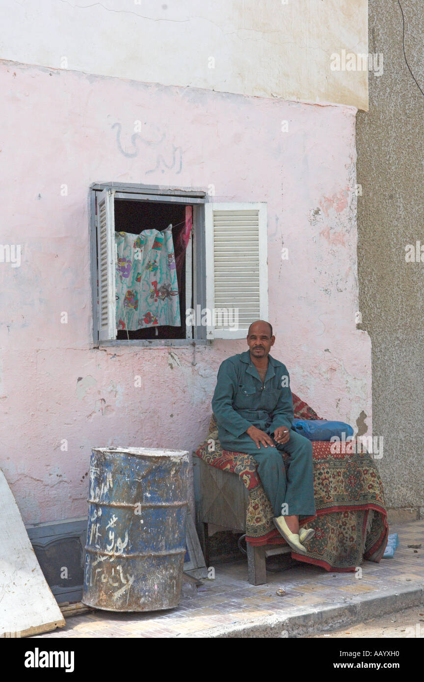 Egyptian uomo seduto sulla tavola con tappeto su di essa città vecchia ed Dahar regione Hurghada Foto Stock