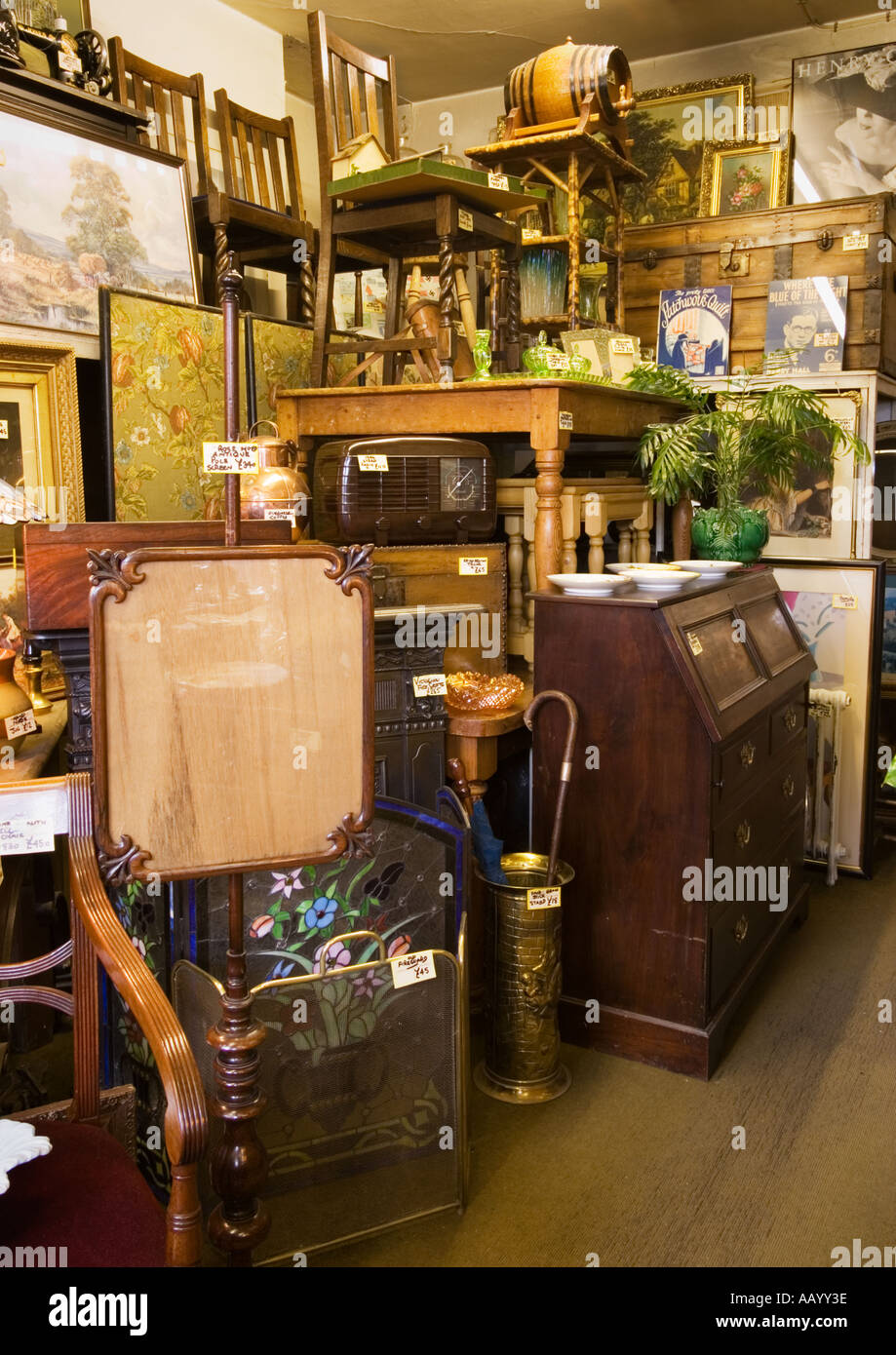 I mobili in un negozio di antiquariato interior England Regno Unito Foto Stock
