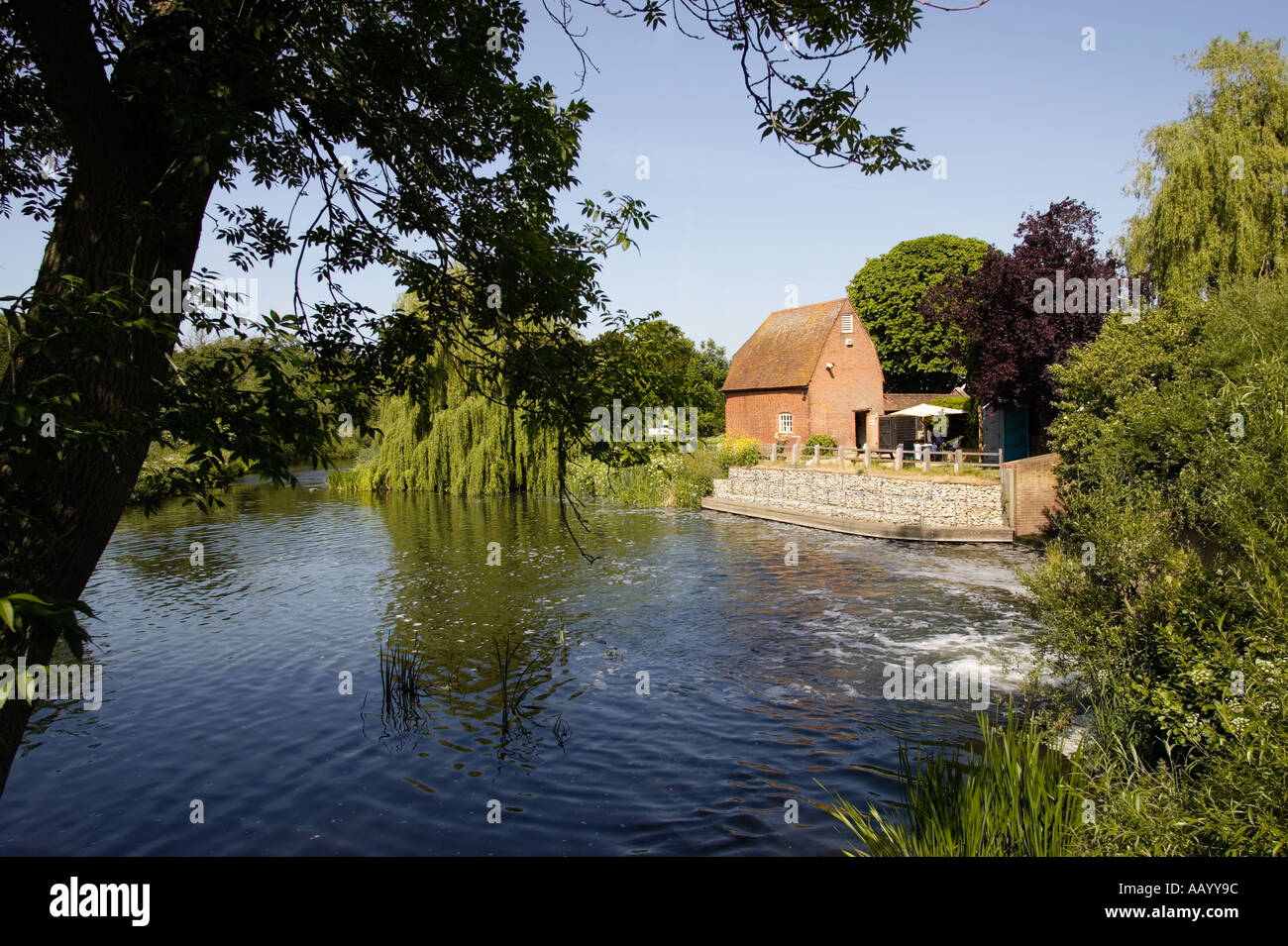 Cobham, Surrey, Regno Unito - antico mulino ad acqua sul fiume Mole Foto Stock