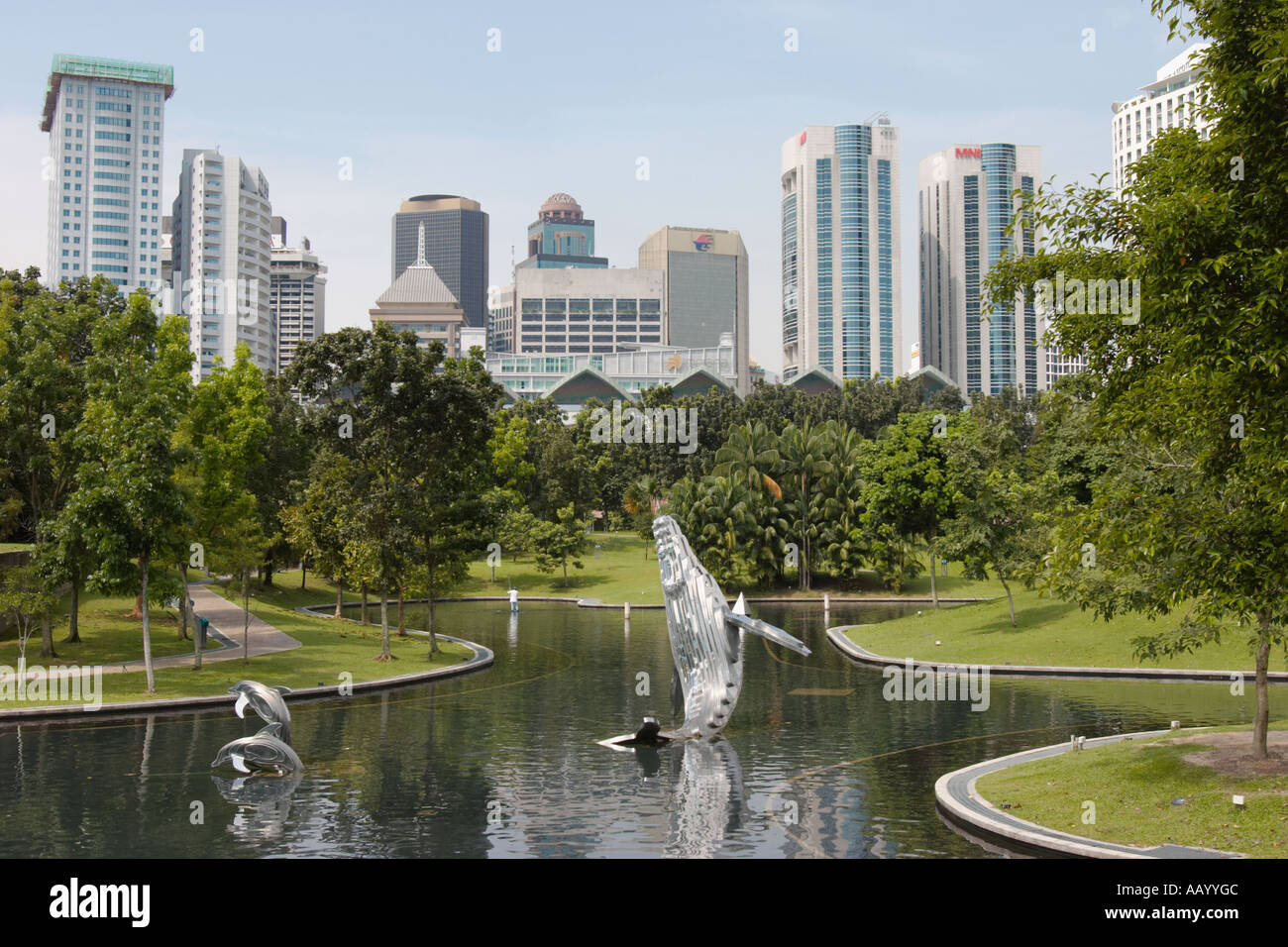 Stagno con sculture di balena e doplphins nel Parco KLCC. Kuala Lumpur, Malesia. Foto Stock
