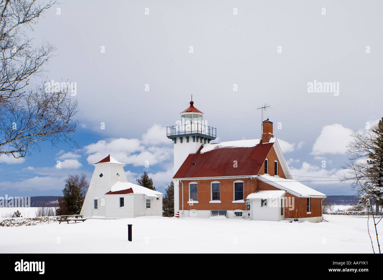 Sherwood Point Lighthouse e nuova neve affacciato sulla bocca della Baia di storione su congelati Green Bay Door County Wisconsin Foto Stock
